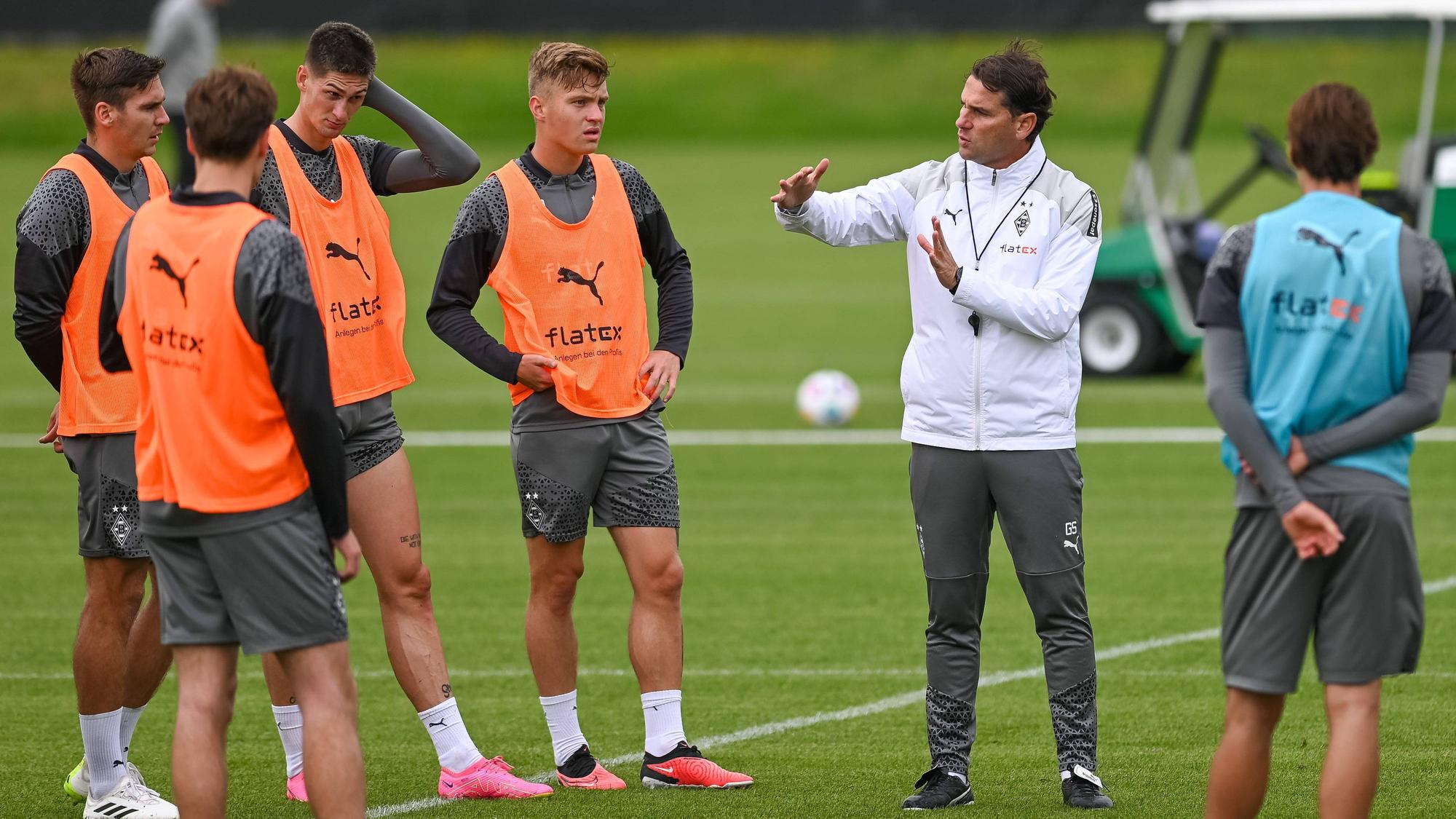 Die Spieler von Borussia Mönchengladbach erhalten am 8. August 2023 Anweisungen von Gerardo Seoane.