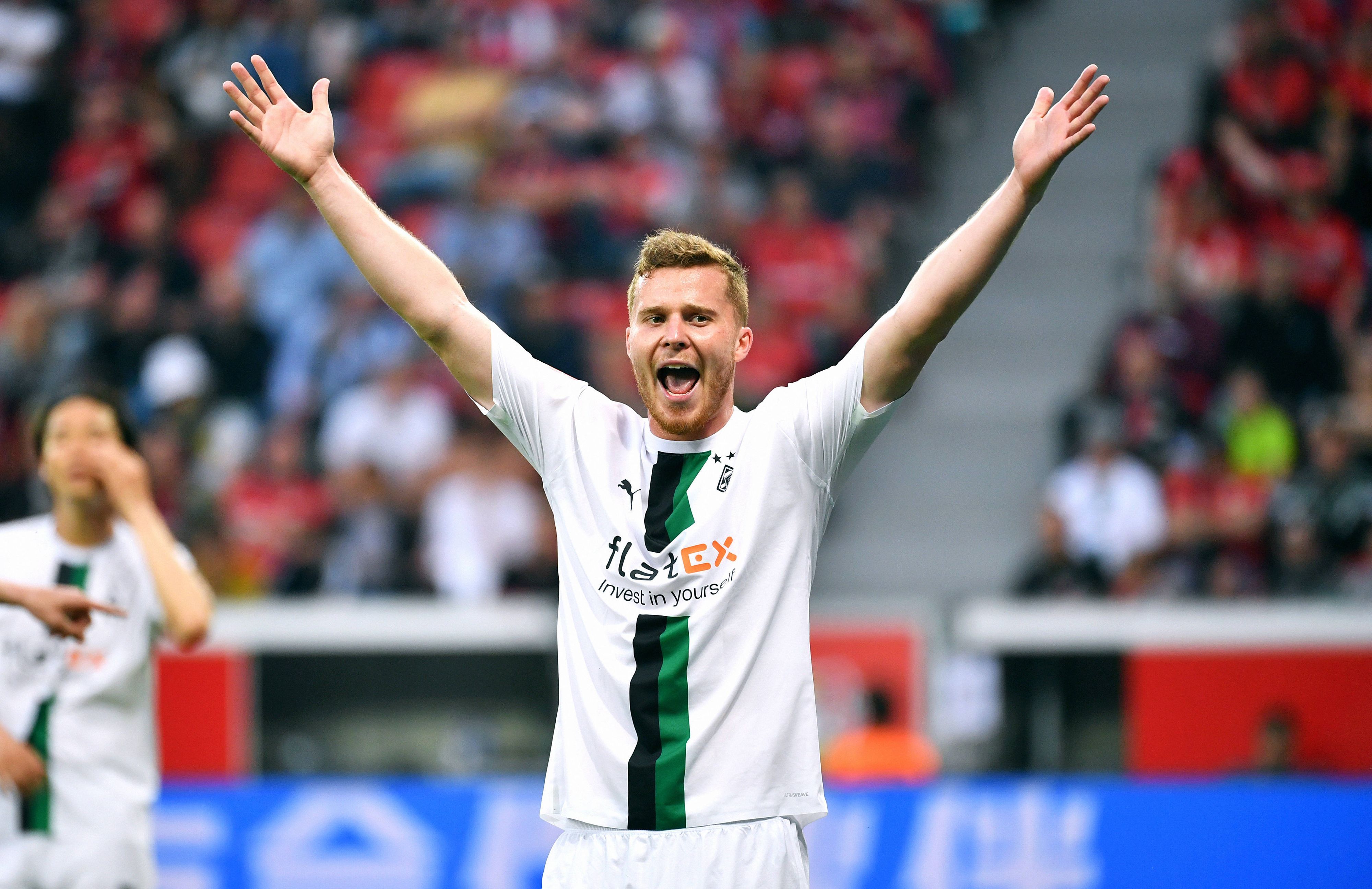 Nico Elvedi reißt am 21. Mai 2023 die Hände in die Luft.