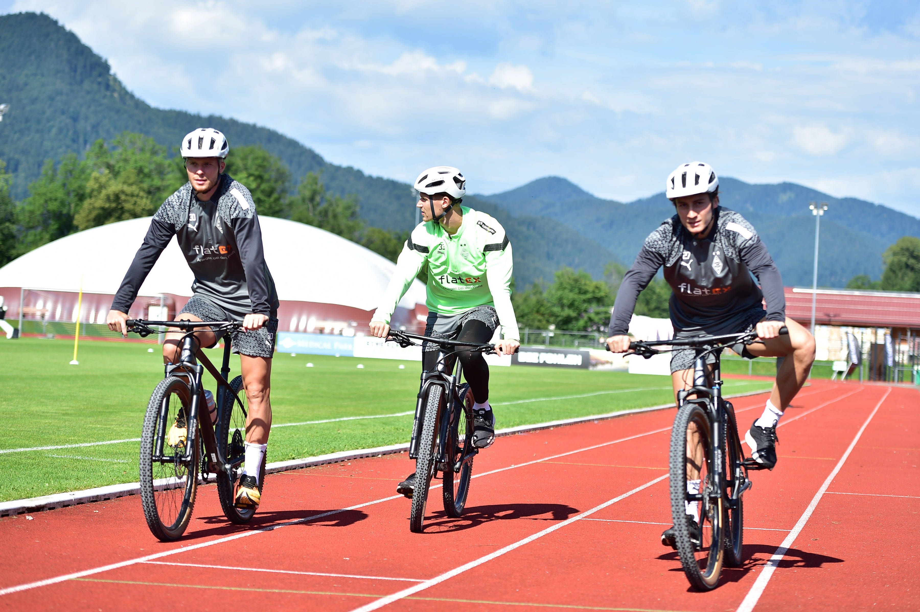Nico Elvedi (l.) und Rocco Reitz (r.) am 28. Juli 2023 bei einer Radtour im Trainingslager von Borussia Mönchengladbach.