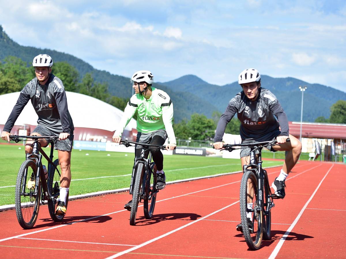 Nico Elvedi (l.) und Rocco Reitz (r.) am 28. Juli 2023 bei einer Radtour im Trainingslager von Borussia Mönchengladbach.