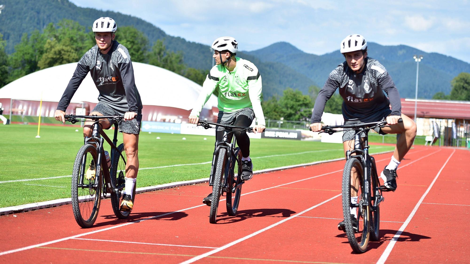 Nico Elvedi, Moritz Nicolas und Rocco Reitz (v.l.n.r.) von Borussia Mönchengladbach am 28. Juli 2023 auf dem Fahrrad.