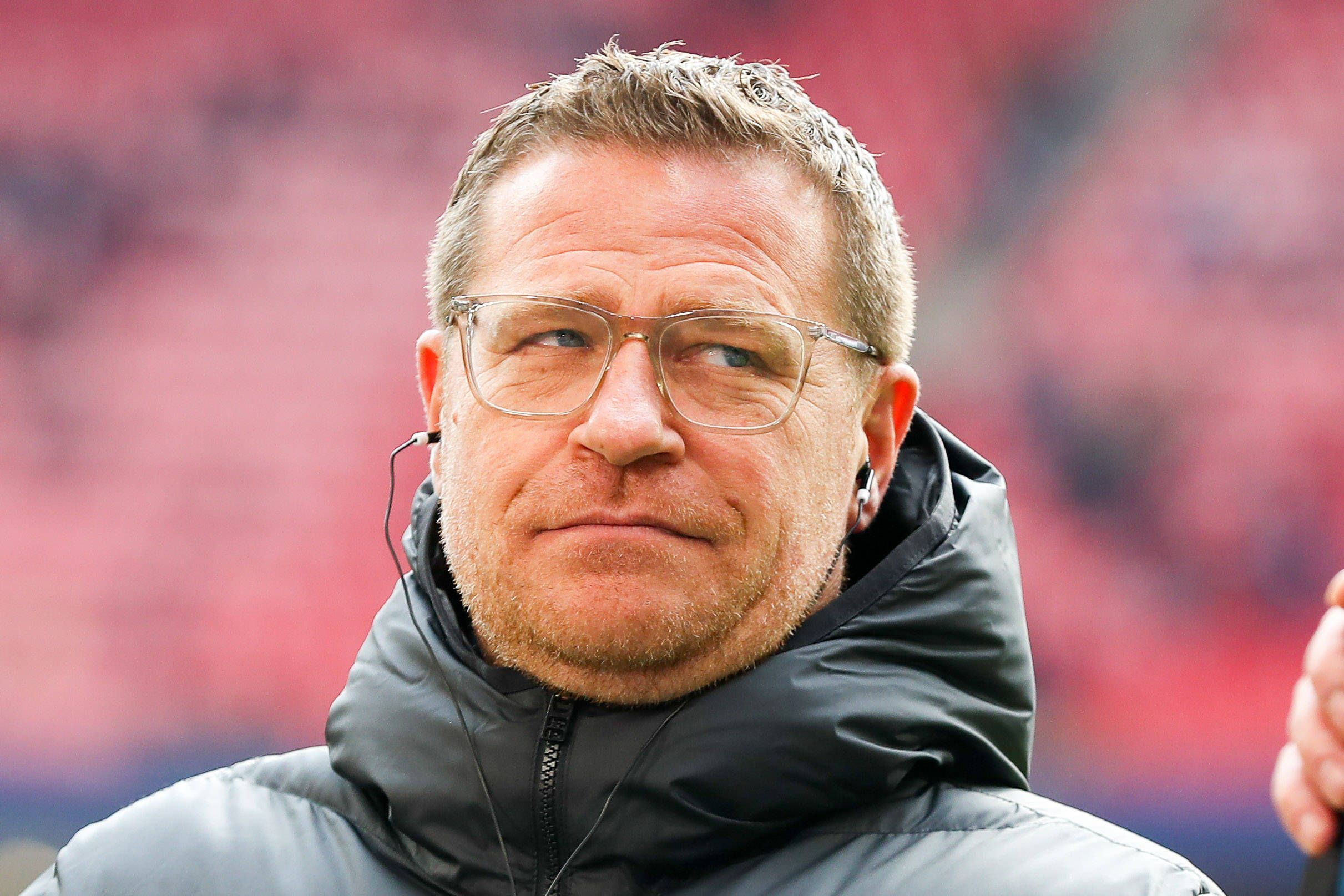 Max Eberl schaut am 11. März 2023 bei einem TV-Interview zur Seite.