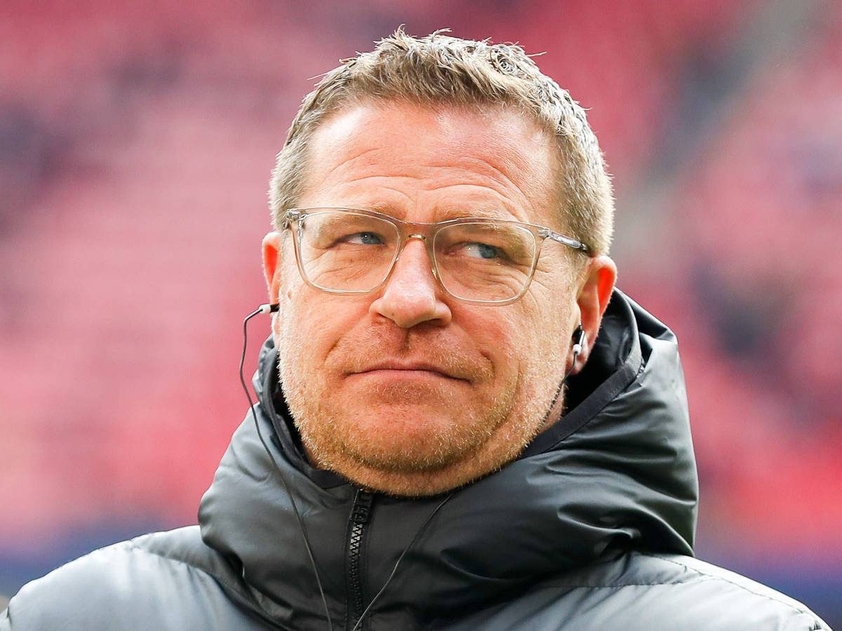 Max Eberl schaut am 11. März 2023 bei einem TV-Interview zur Seite.