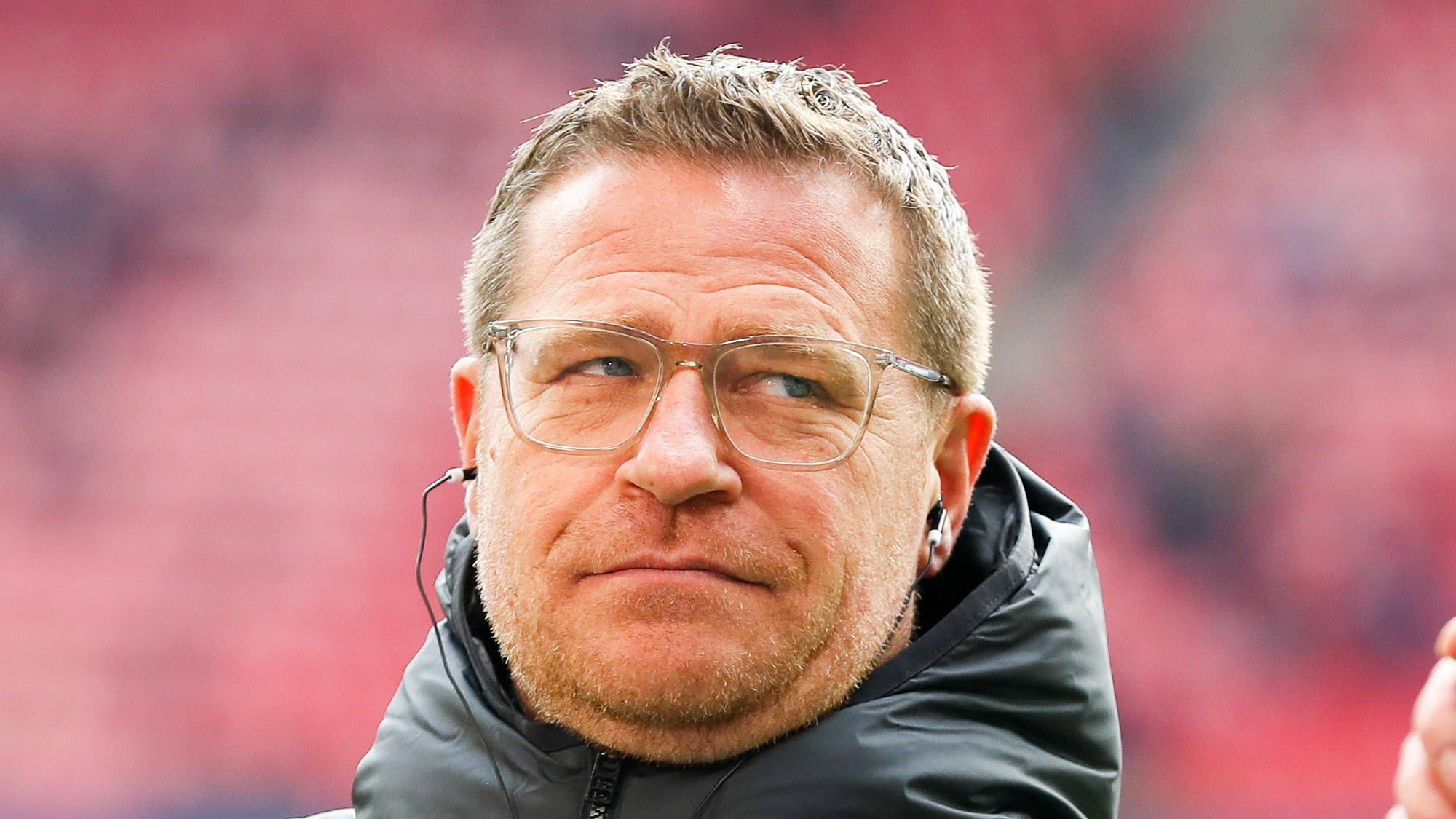 Max Eberl schaut am 11. März 2023 bei einem TV-Interview zur Seite.