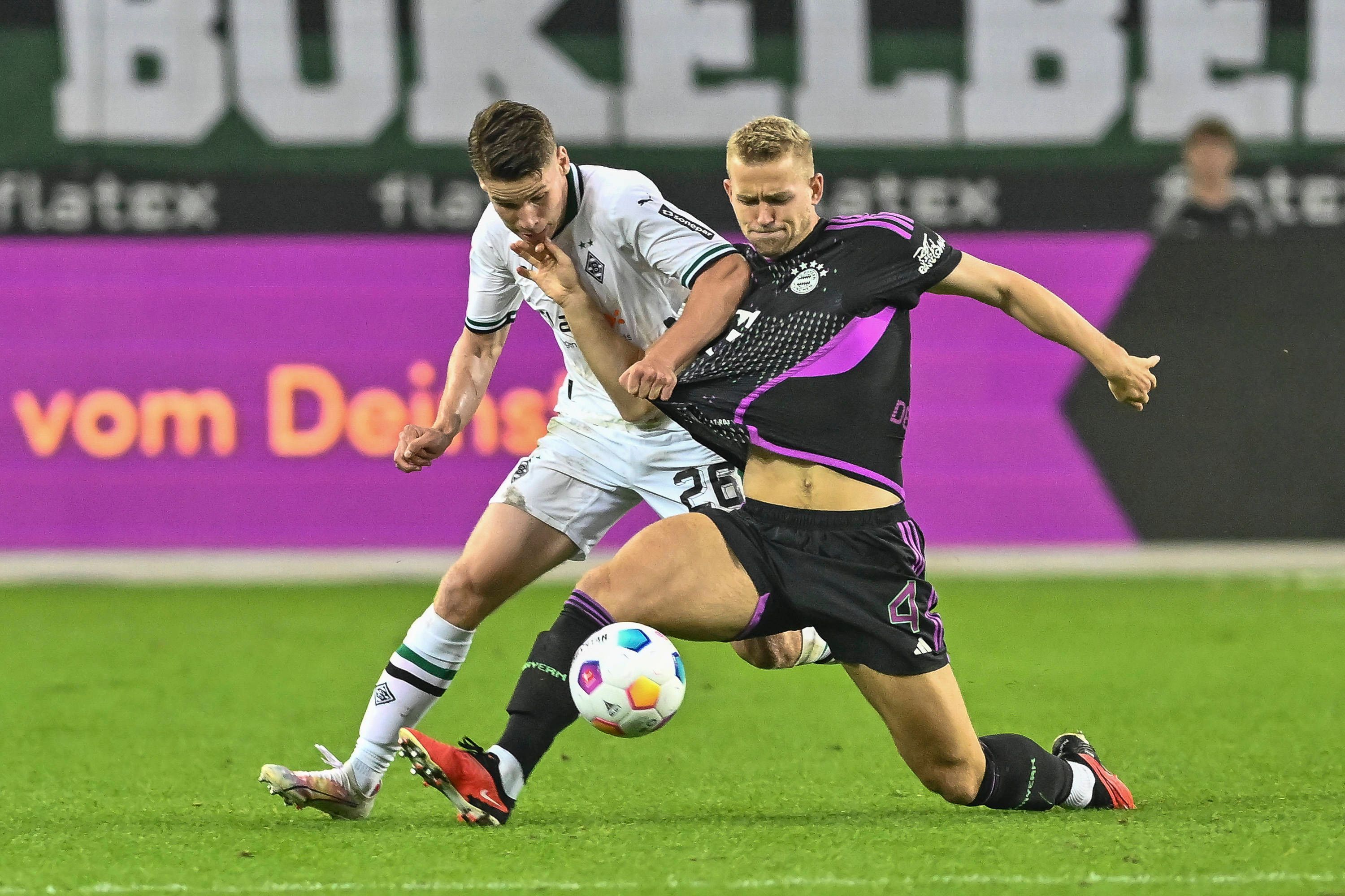 Lukas Ullrich (l.) bestreitet einen Zweikampf mit Matthijs de Ligt im Spiel von Borussia Mönchengladbach gegen Bayern München.
