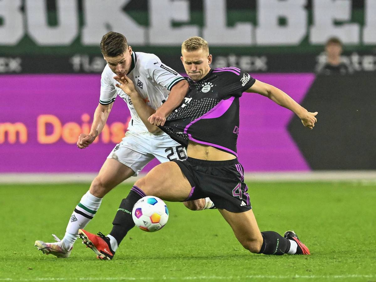 Lukas Ullrich (l.) bestreitet einen Zweikampf mit Matthijs de Ligt im Spiel von Borussia Mönchengladbach gegen Bayern München.