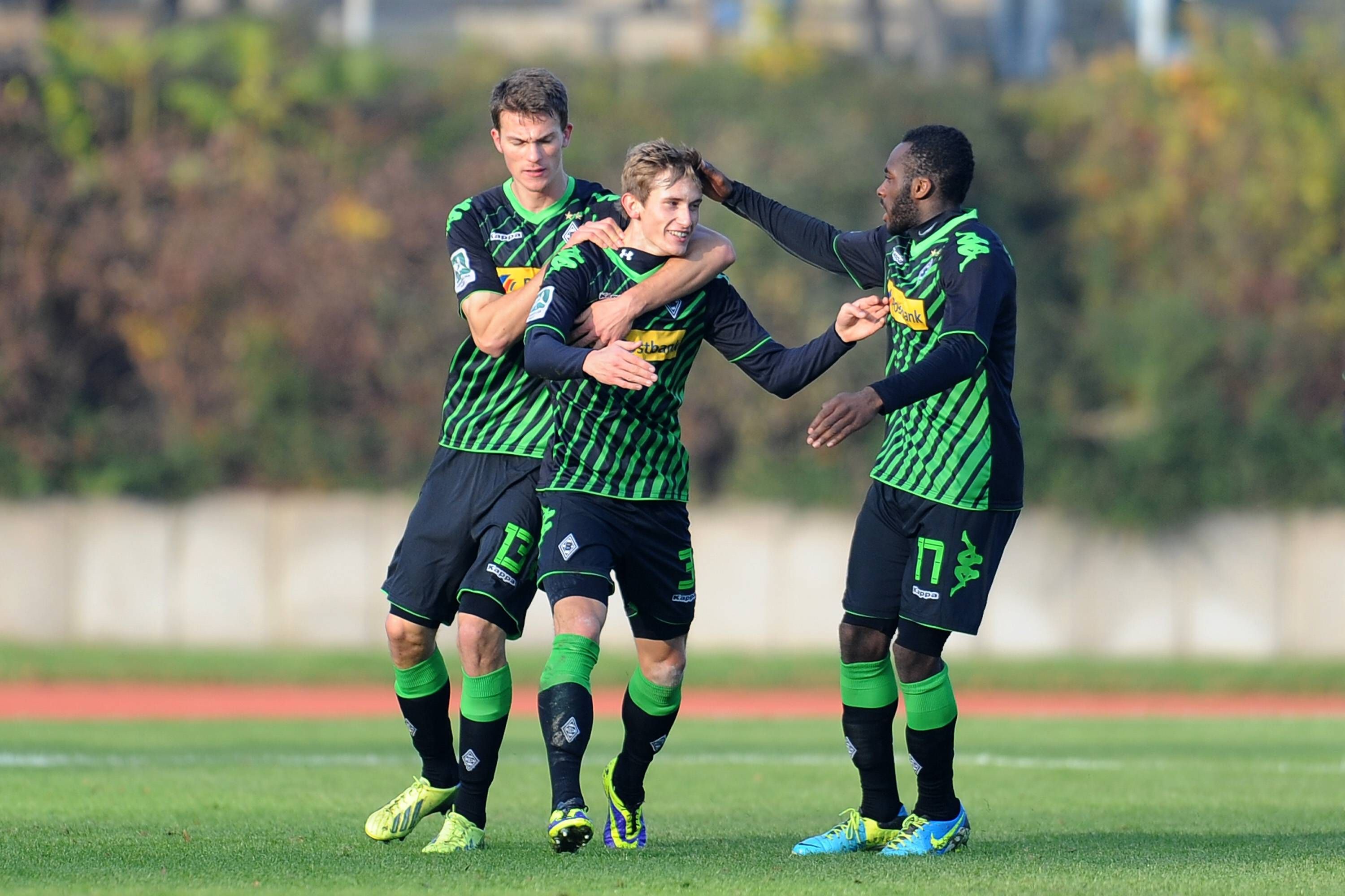 Christoph Zimmermann (l.) bejubelt am 16. November 2013 einen Treffer der U23 von Borussia Mönchengladbach mit dem jetzigen Leipzig-Profi Christopher Lenz (M.).