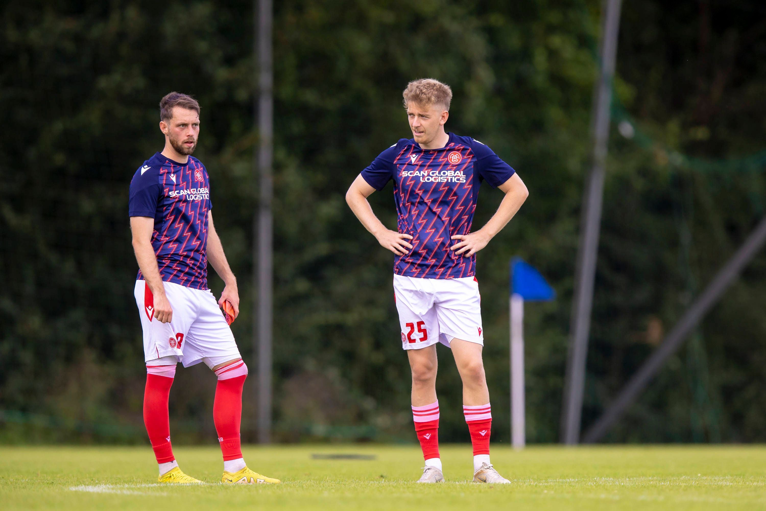 Andreas Poulsen (r.) steht am 16. Juli 2023 für Aalborg im Rahmen eines Testspiels auf dem Rasen.