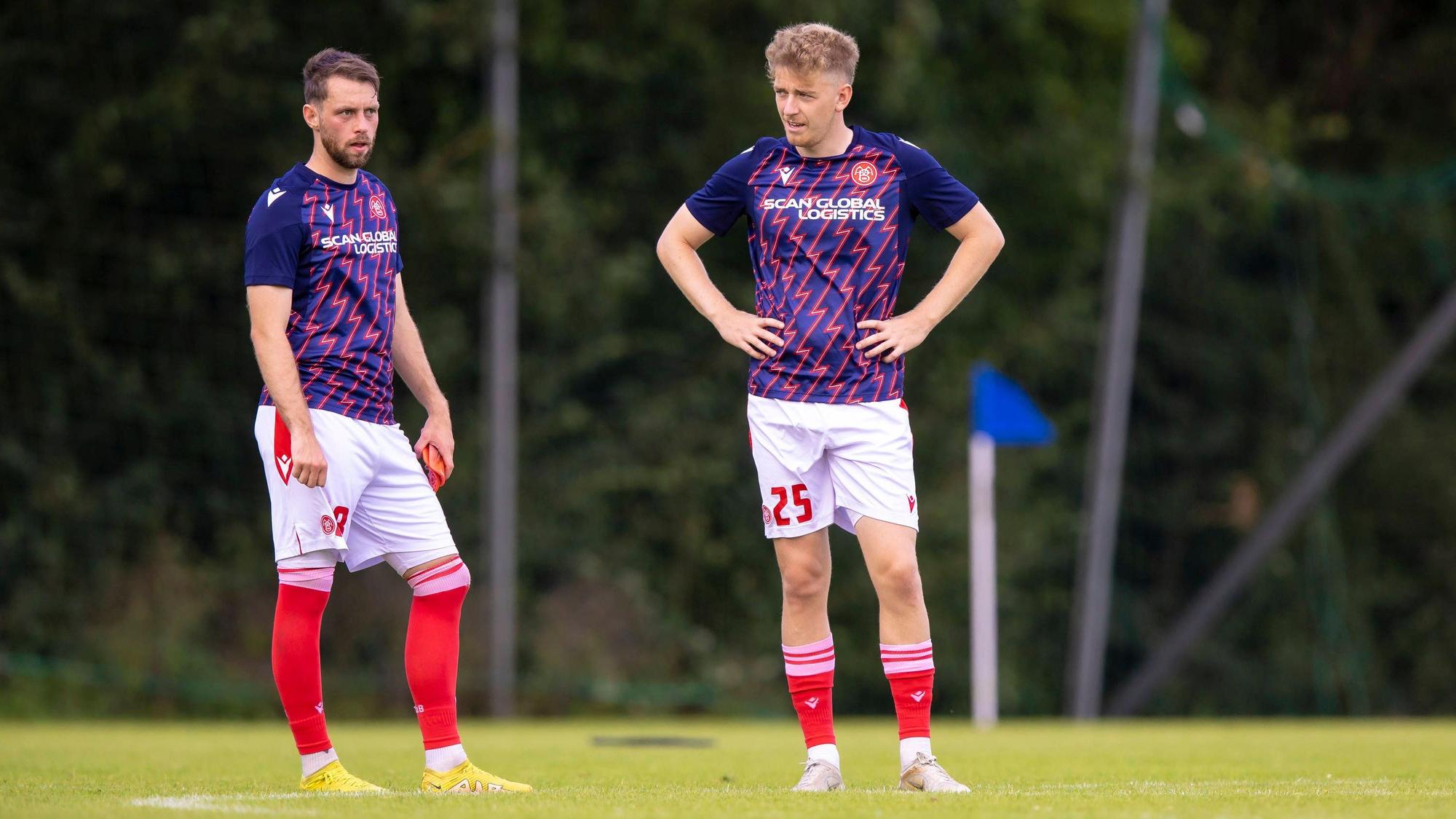 Andreas Poulsen (r.) steht am 16. Juli 2023 für Aalborg im Rahmen eines Testspiels auf dem Rasen.