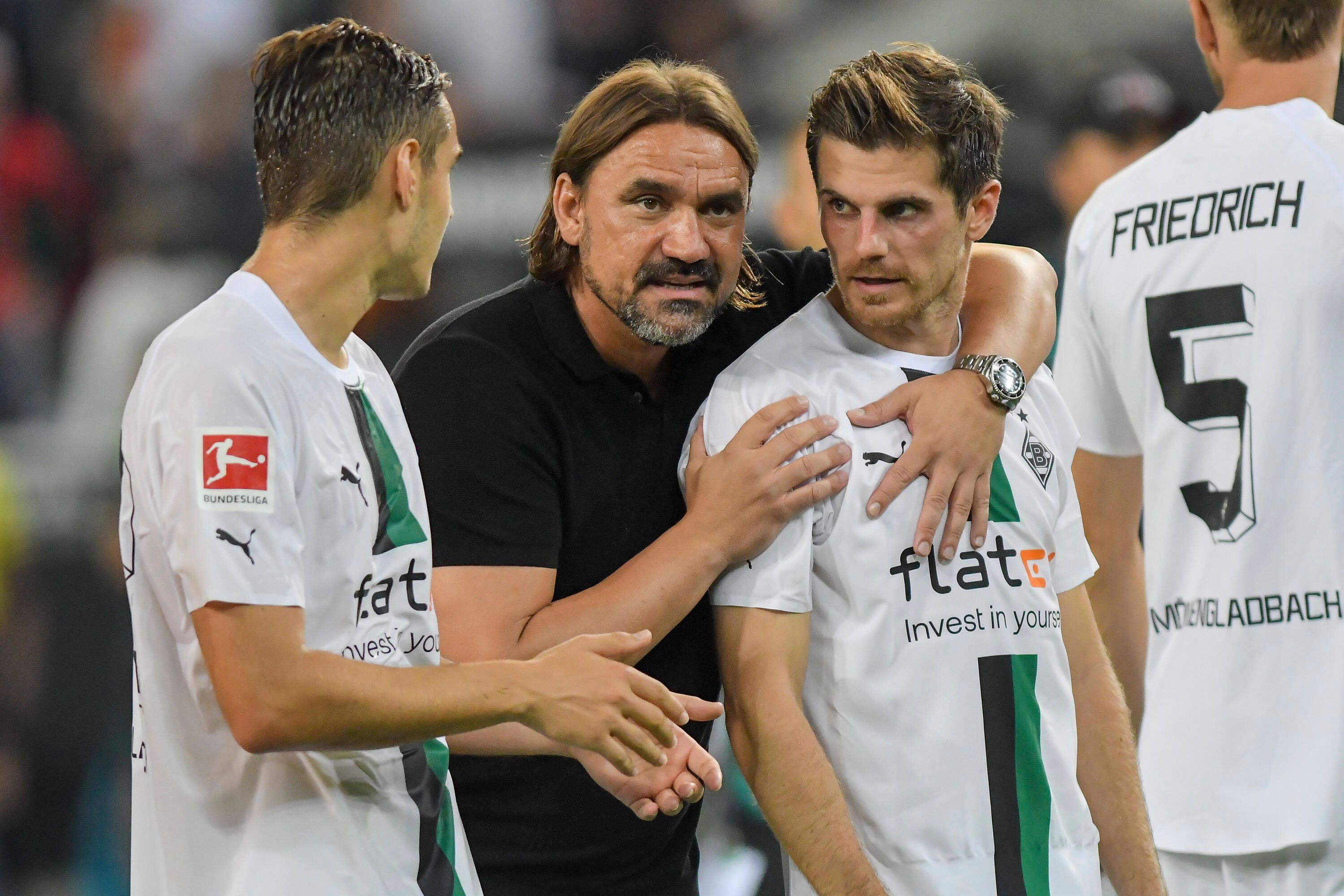 Daniel Farke (M.) umarmt am 19. August 2022 Jonas Hofmann (r.).
