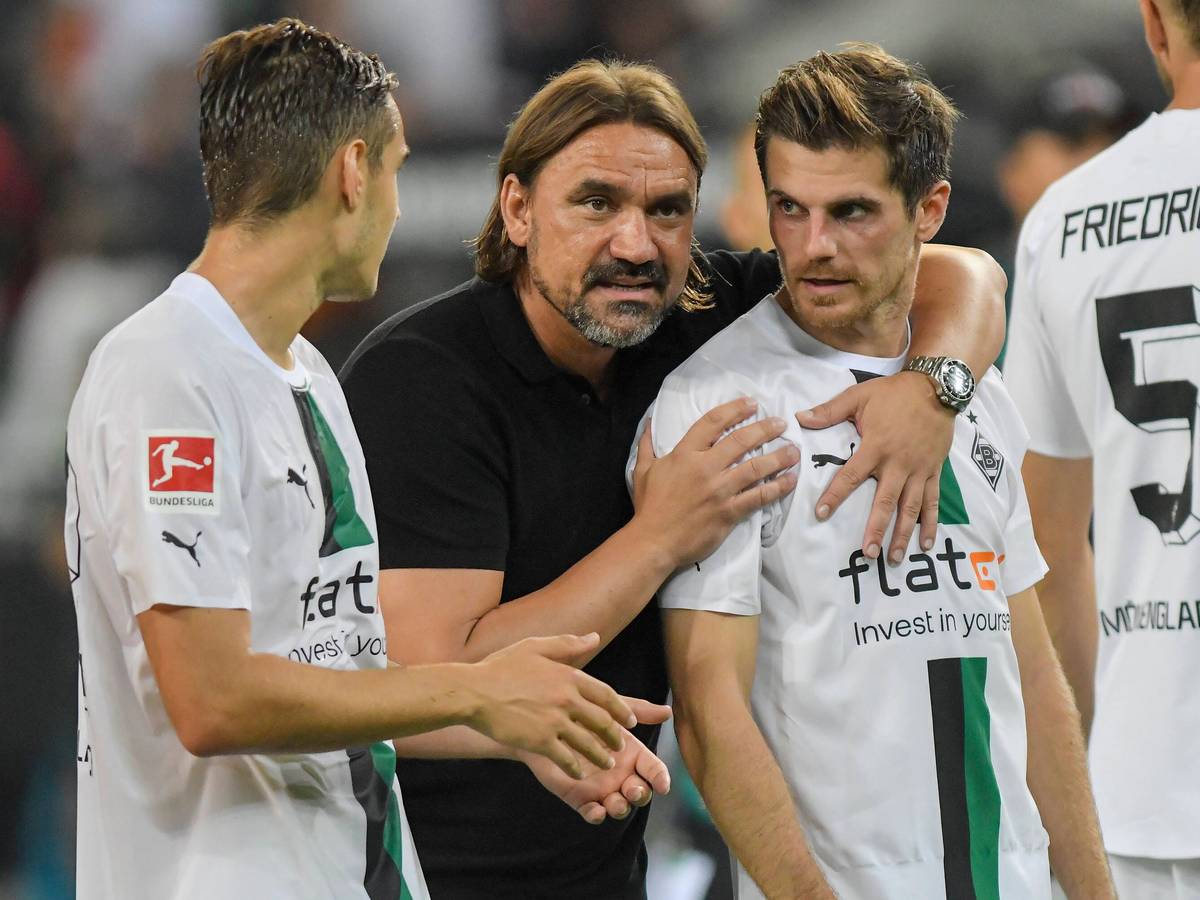 Daniel Farke (M.) umarmt am 19. August 2022 Jonas Hofmann (r.).