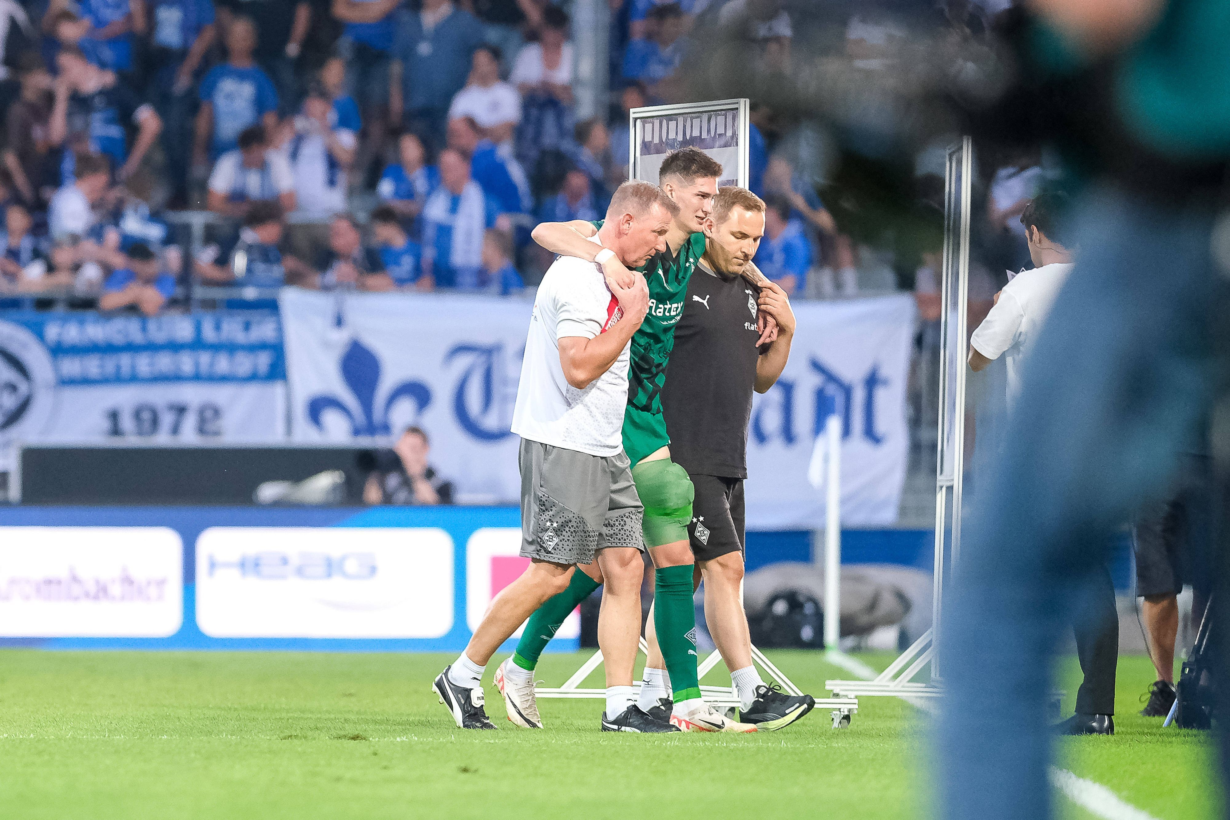 Bandagiert und mit Unterstützung von zwei Borussia-Betreuern verließ Tomas Cvancara am 17. September 2023 den Rasen.
