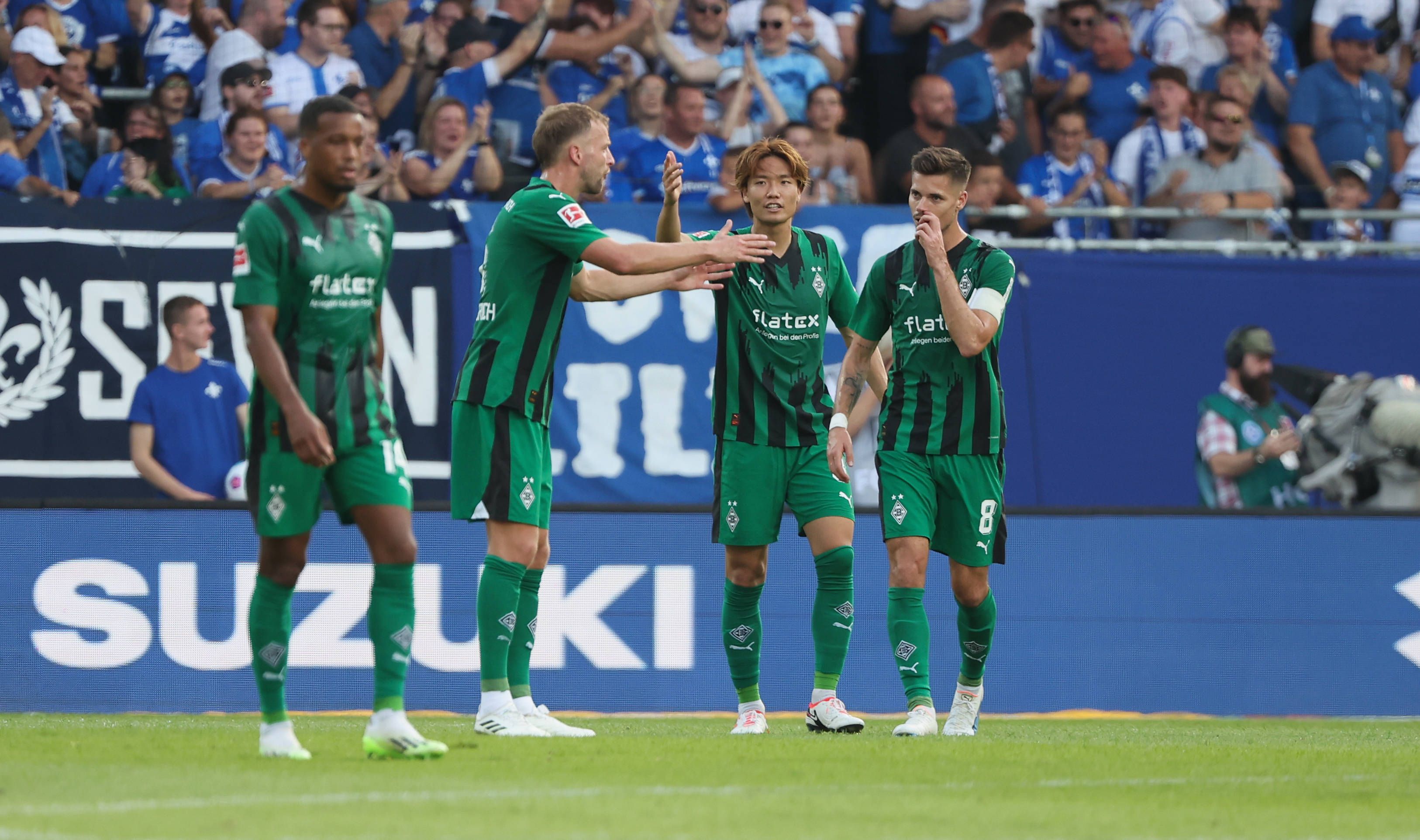 Die Spieler von Borussia Mönchengladbach diskutieren nach einem Gegentreffer beim Spiel in Darmstadt am 17. September 2023.