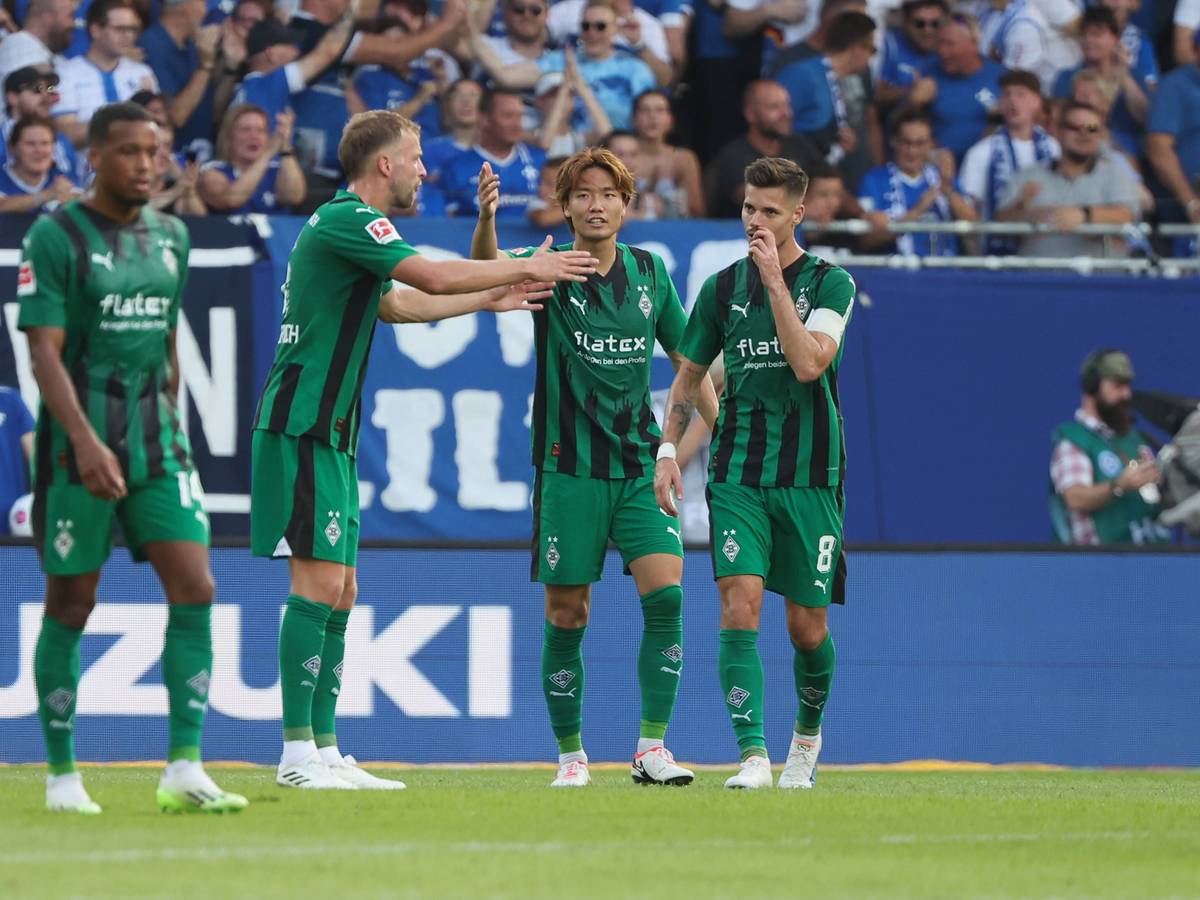 Die Spieler von Borussia Mönchengladbach diskutieren nach einem Gegentreffer beim Spiel in Darmstadt am 17. September 2023.