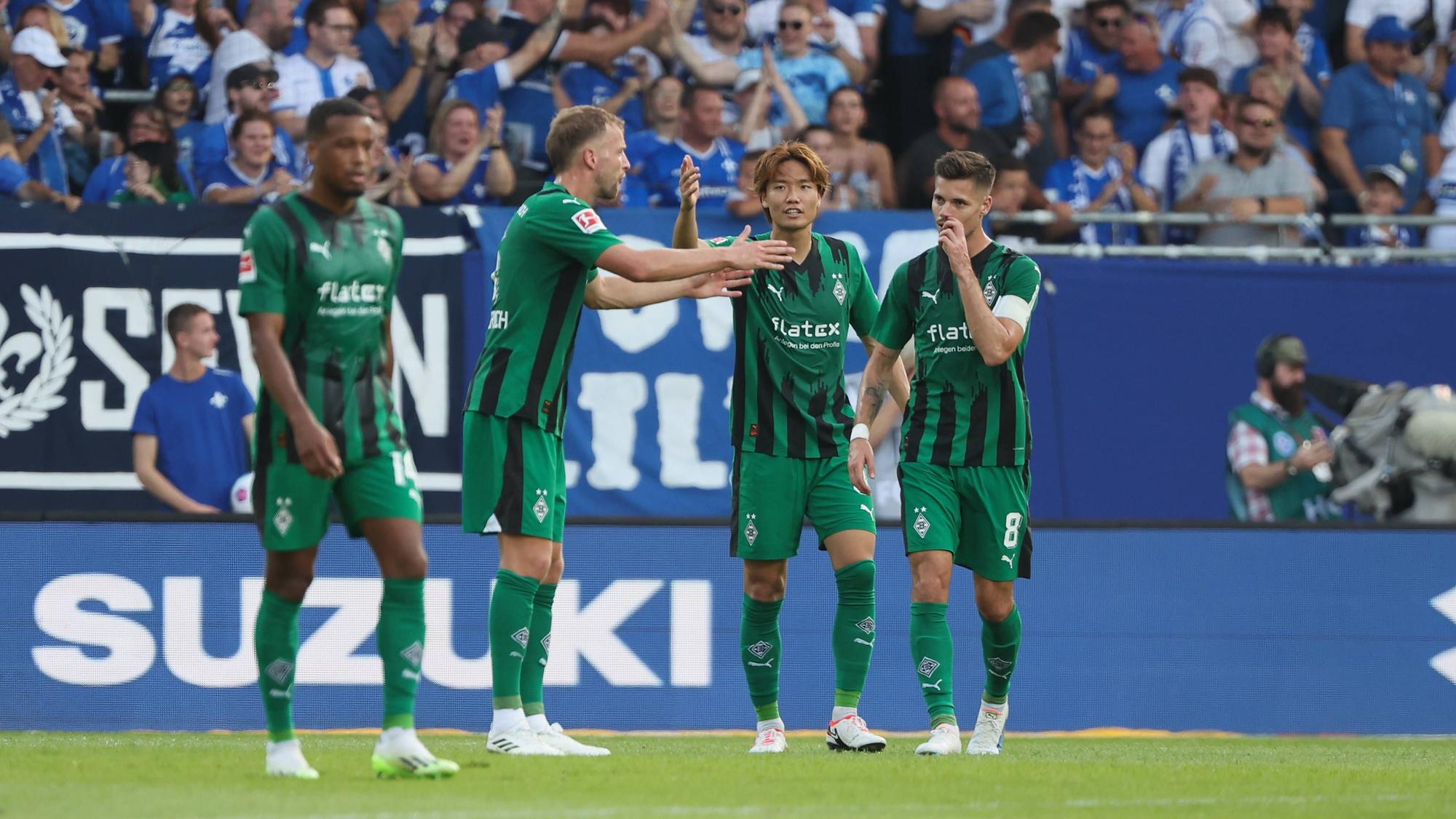 Die Spieler von Borussia Mönchengladbach diskutieren nach einem Gegentreffer beim Spiel in Darmstadt am 17. September 2023.