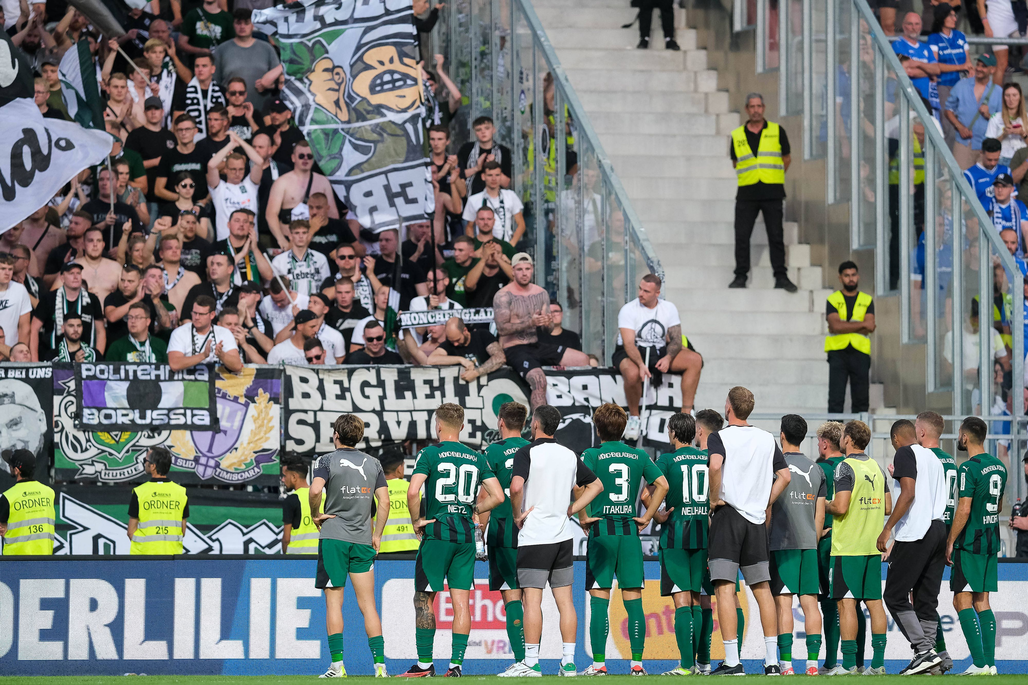 Die Spieler von Borussia Mönchengladbach stehen nach dem Spiel in Darmstadt am 17. September 2023 vor den Gladbach-Fans.