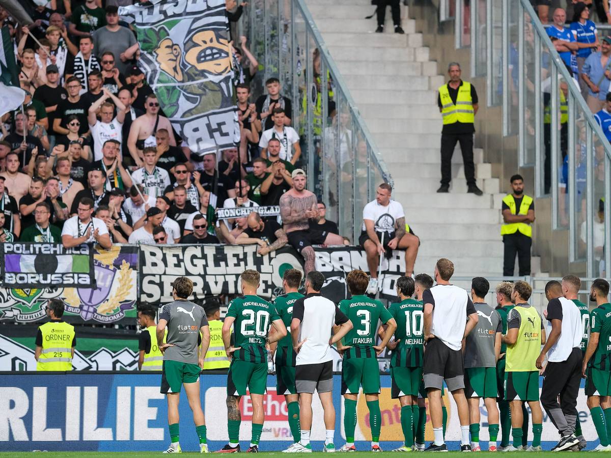 Die Spieler von Borussia Mönchengladbach stehen nach dem Spiel in Darmstadt am 17. September 2023 vor den Gladbach-Fans.