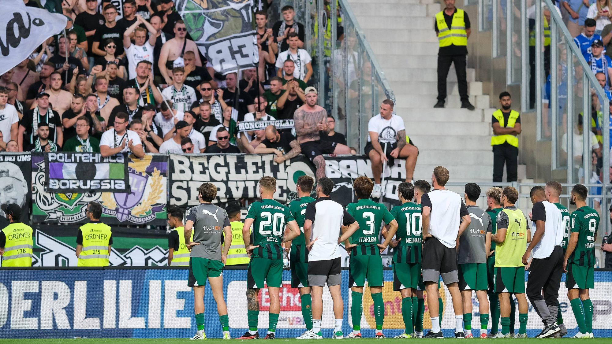 Die Spieler von Borussia Mönchengladbach stehen nach dem Spiel in Darmstadt am 17. September 2023 vor den Gladbach-Fans.