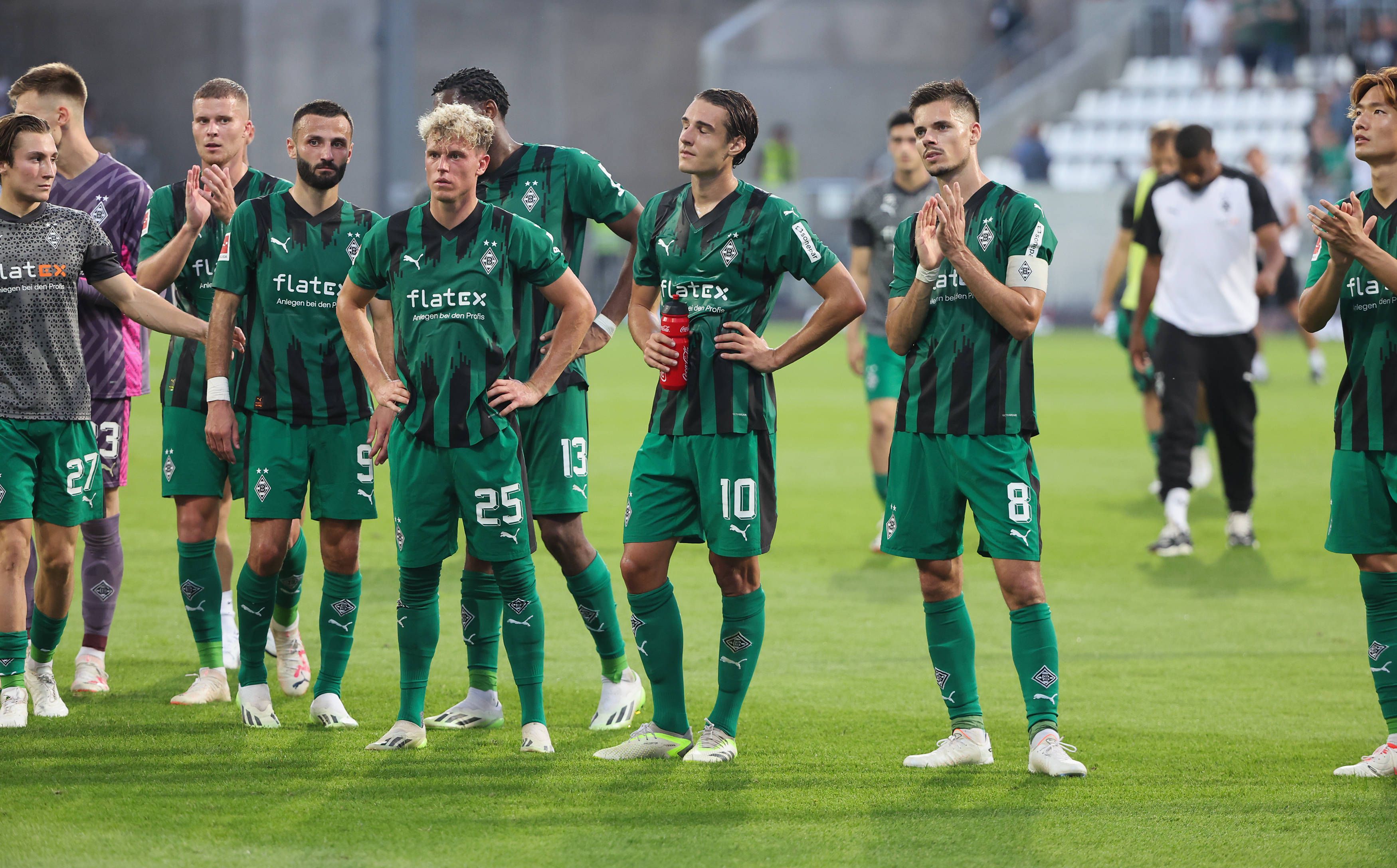 Die Spieler von Borussia Mönchengladbach stellen sich am 17. September 2023 den Fans nach dem Spiel in Darmstadt.
