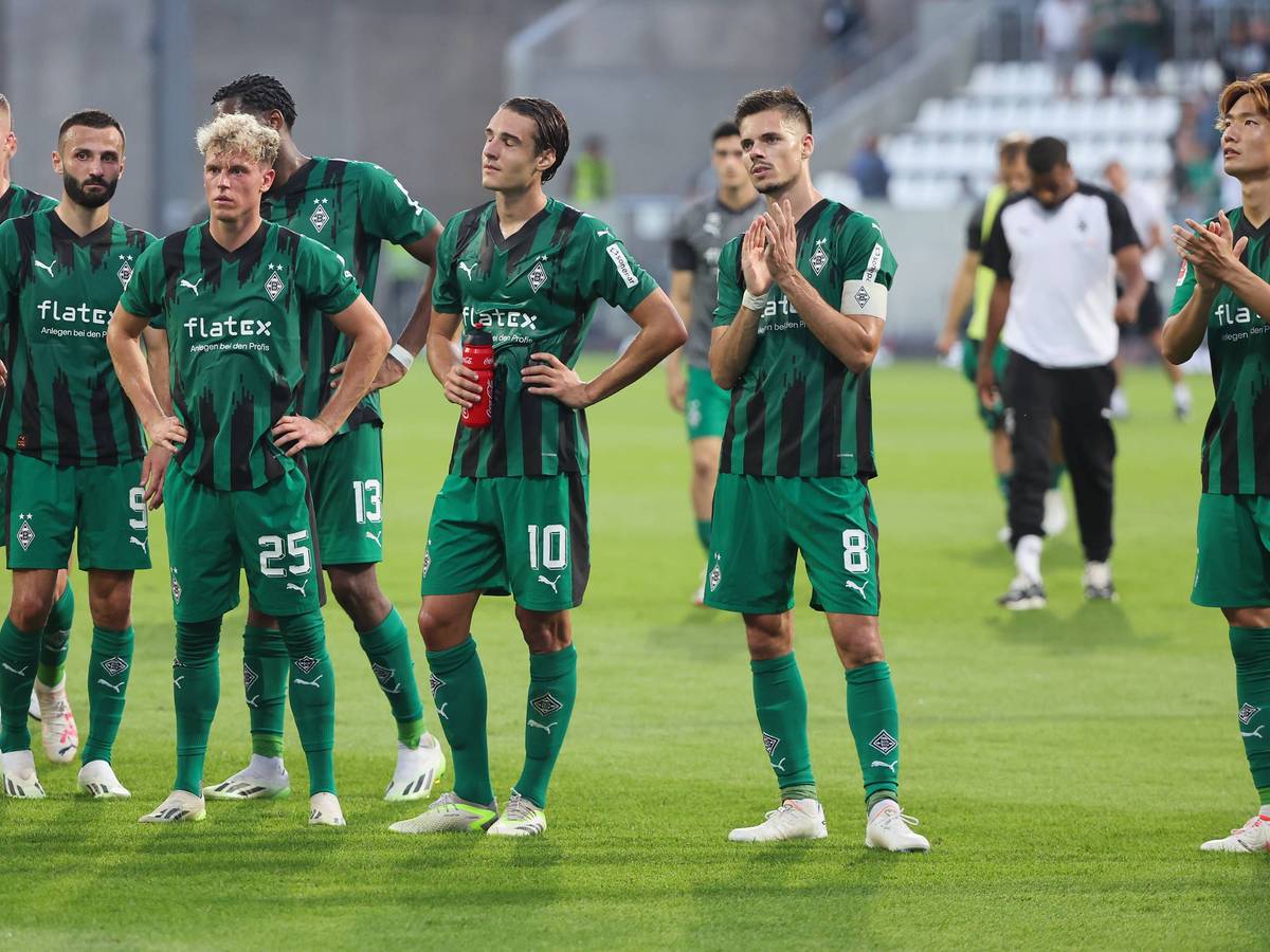 Die Spieler von Borussia Mönchengladbach stellen sich am 17. September 2023 den Fans nach dem Spiel in Darmstadt.