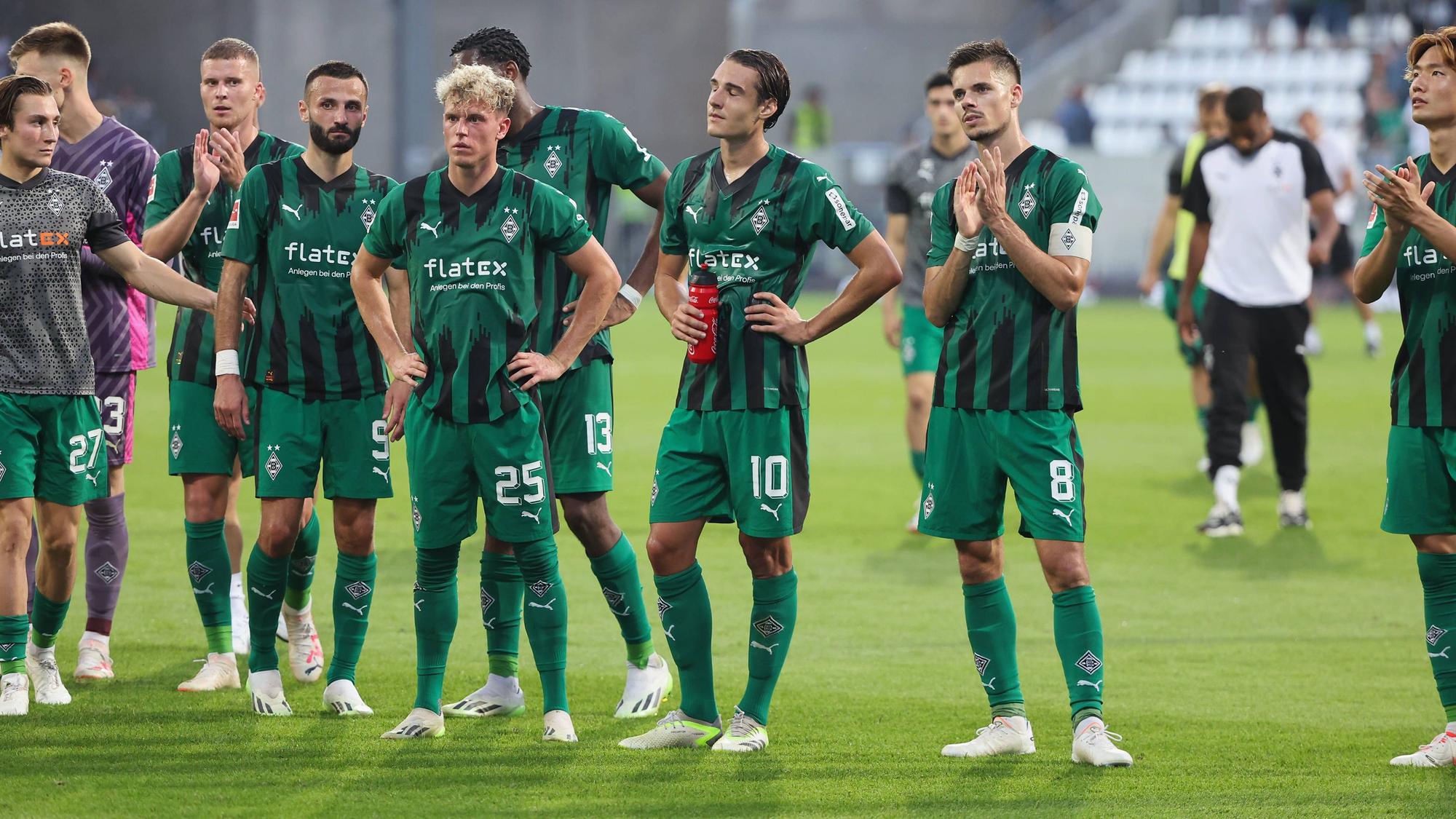Die Spieler von Borussia Mönchengladbach stellen sich am 17. September 2023 den Fans nach dem Spiel in Darmstadt.