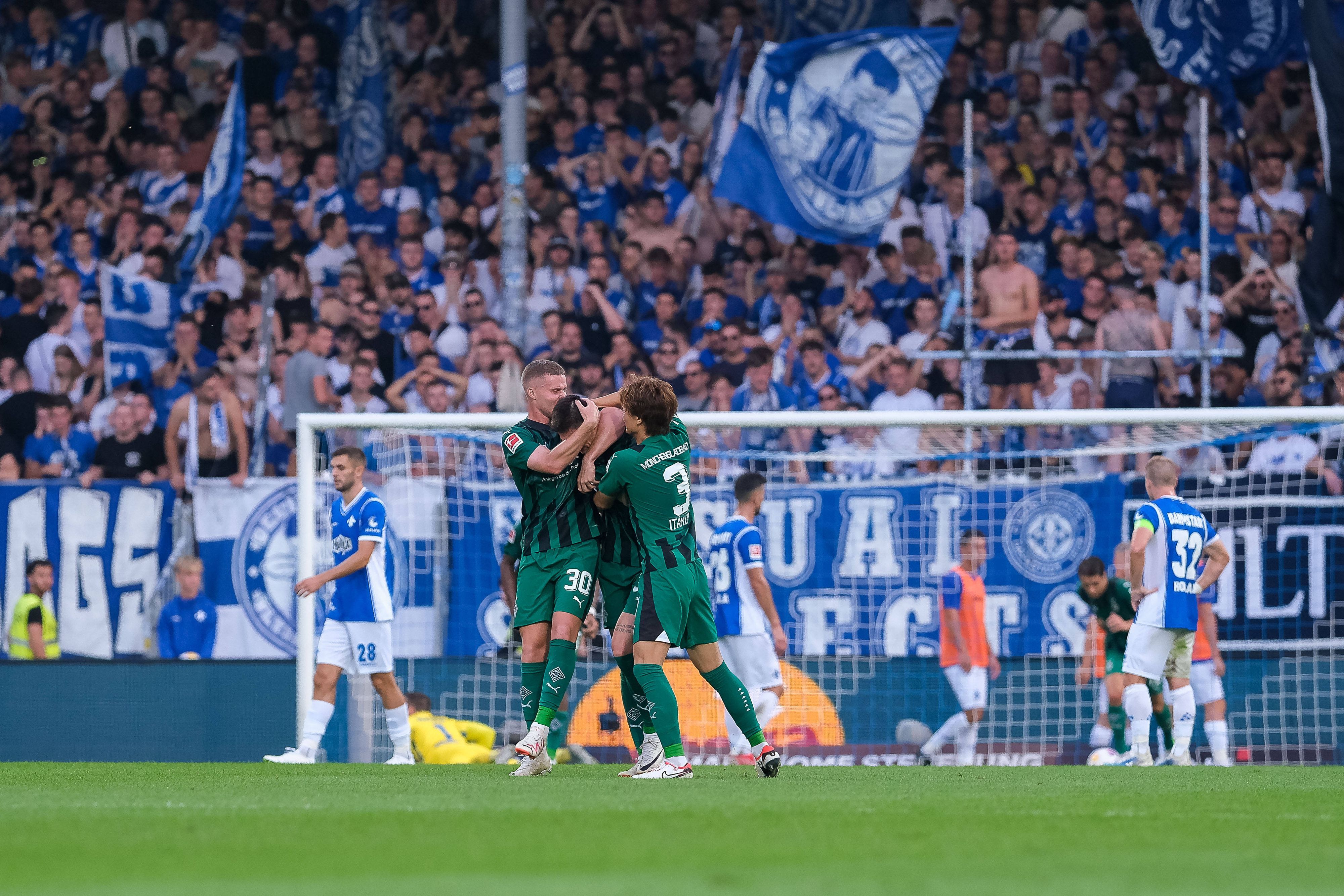 Die Spieler von Borussia Mönchengladbach feiern den Treffer von Tomas Cvancara (M.) am 17. September 2023 in Darmstadt.