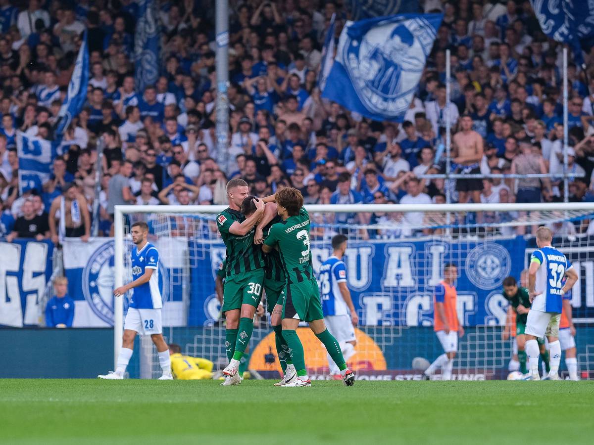 Die Spieler von Borussia Mönchengladbach feiern den Treffer von Tomas Cvancara (M.) am 17. September 2023 in Darmstadt.
