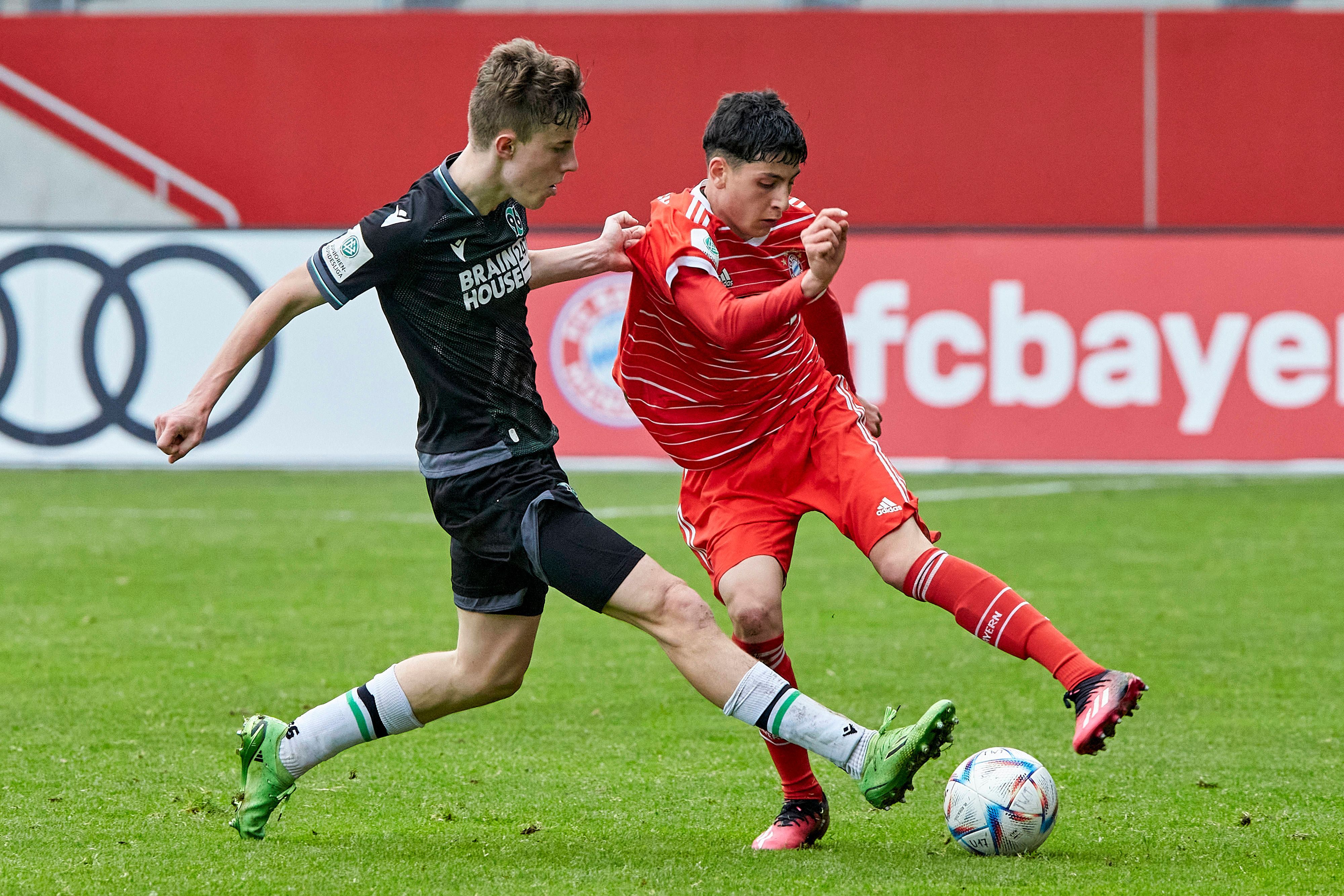 Yannick Michaelis (l.) bestreitet am 14. Mai 2023 einen Zweikampf im Nachwuchs-Spiel von Hannover 96 gegen Bayern München.