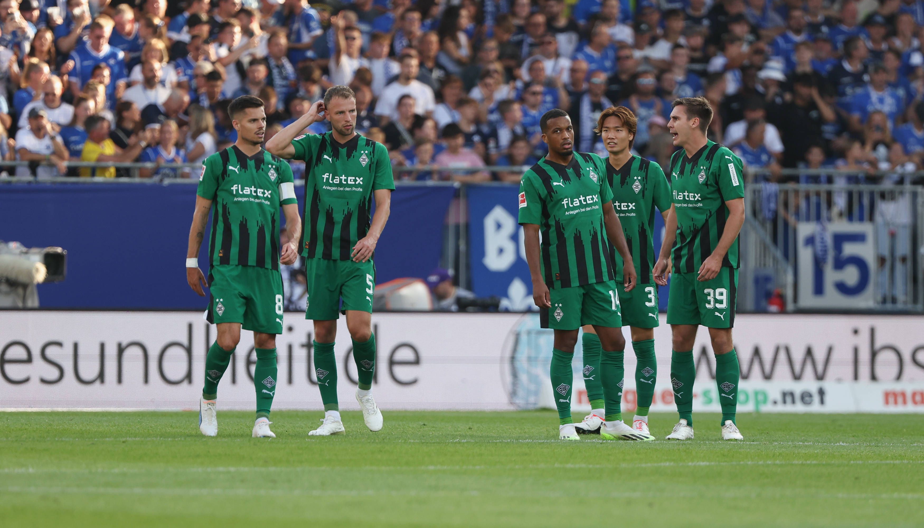 Die Spieler von Borussia Mönchengladbach sind nach dem Tor zum 0:3 in Darmstadt am 17. September 2023 konsterniert.