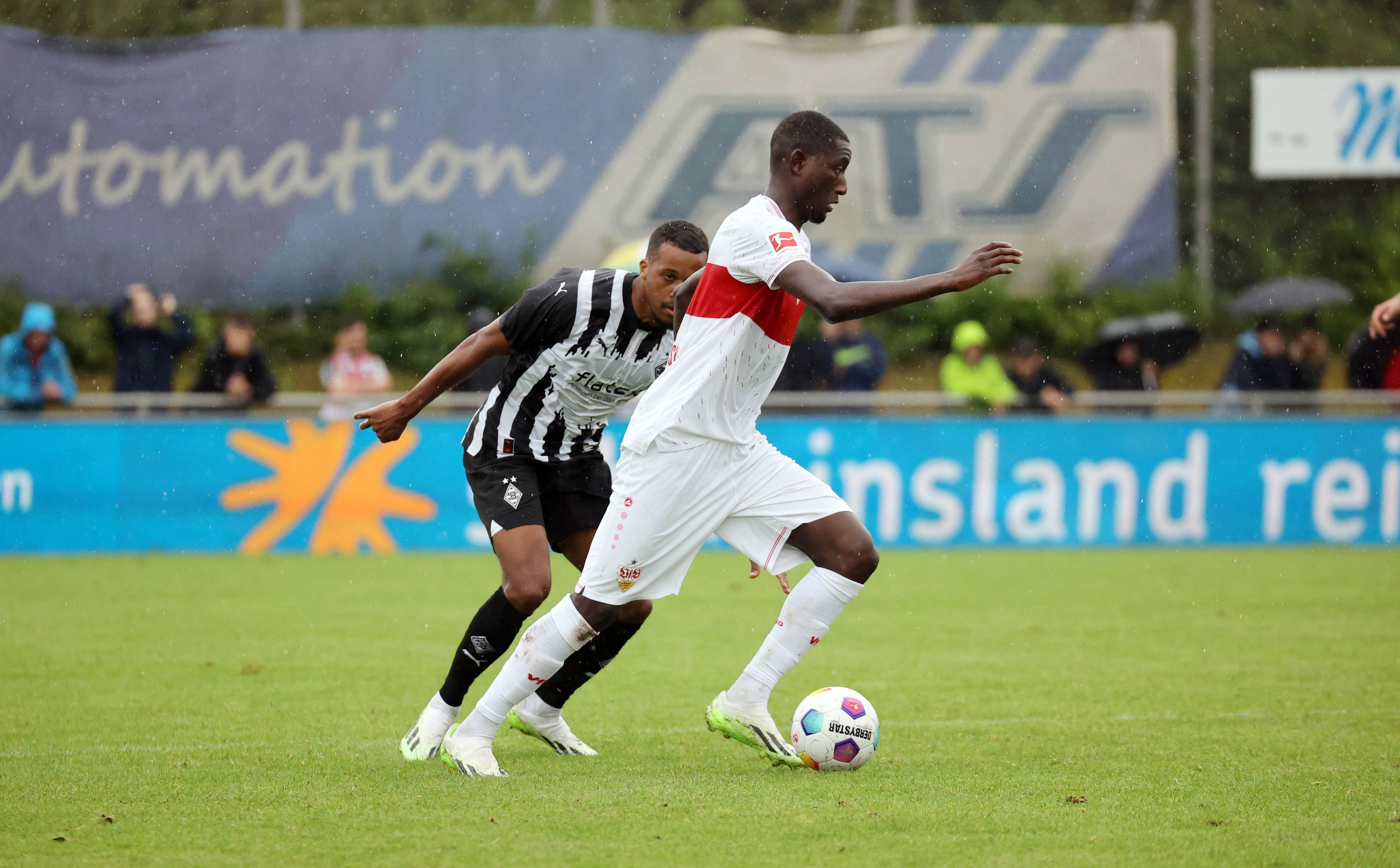 Alassane Plea (l.) und Serhou Guirassy kämpfen in einem Testspiel am 29. Juli 2023 um den Ball.