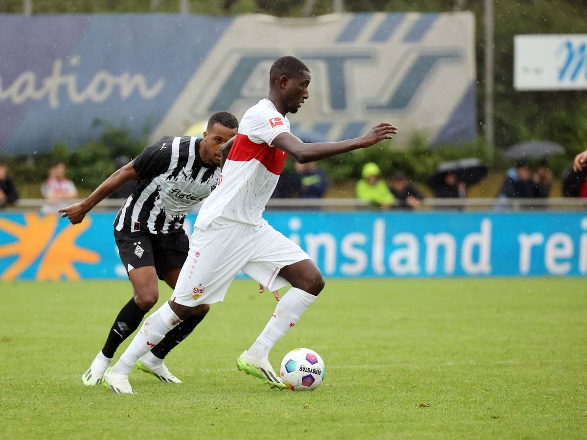 Alassane Plea (l.) und Serhou Guirassy kämpfen in einem Testspiel am 29. Juli 2023 um den Ball.