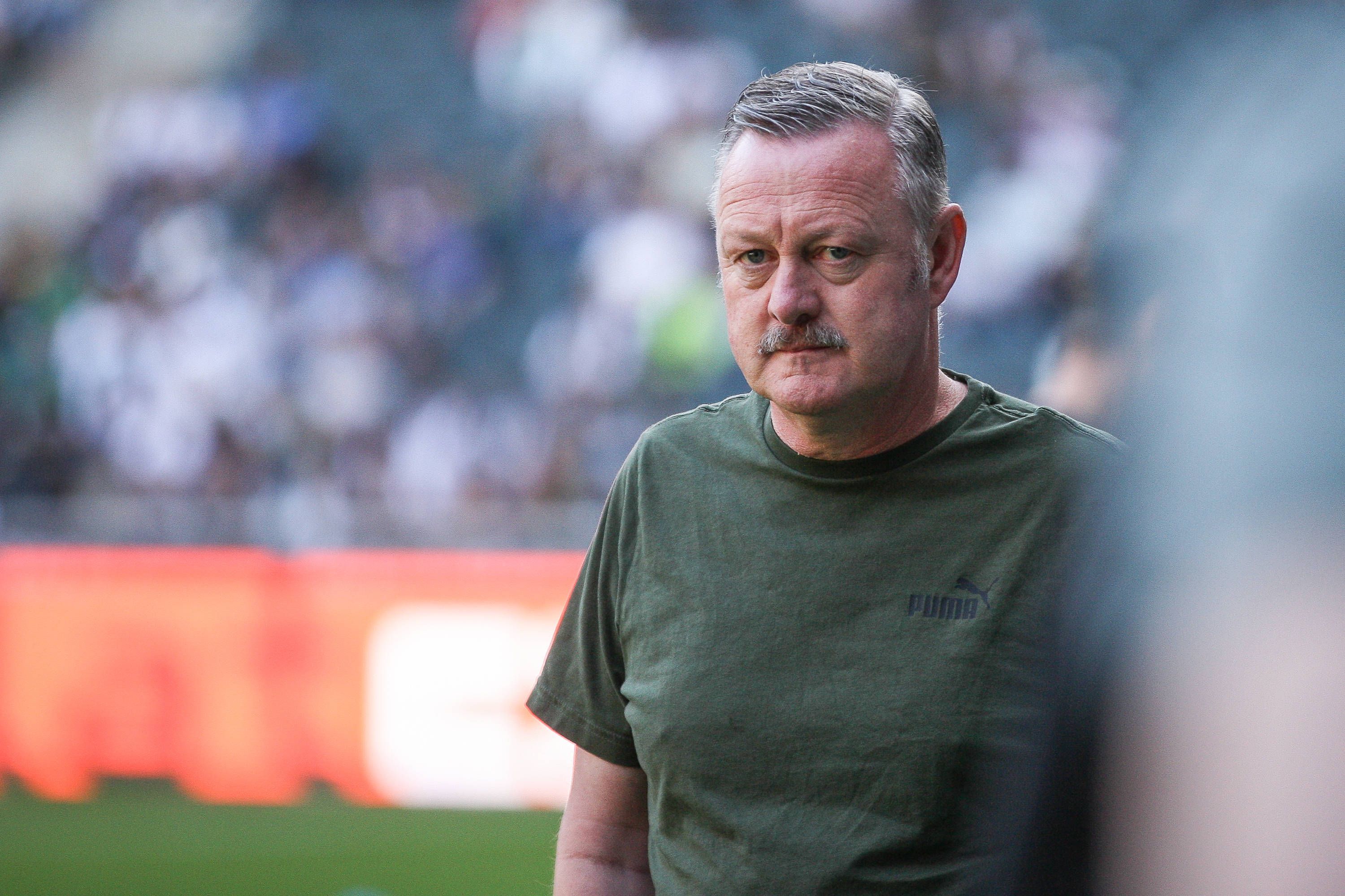 Roland Virkus steht am 26. August 2023 am Spielfeldrand im Borussia-Park.