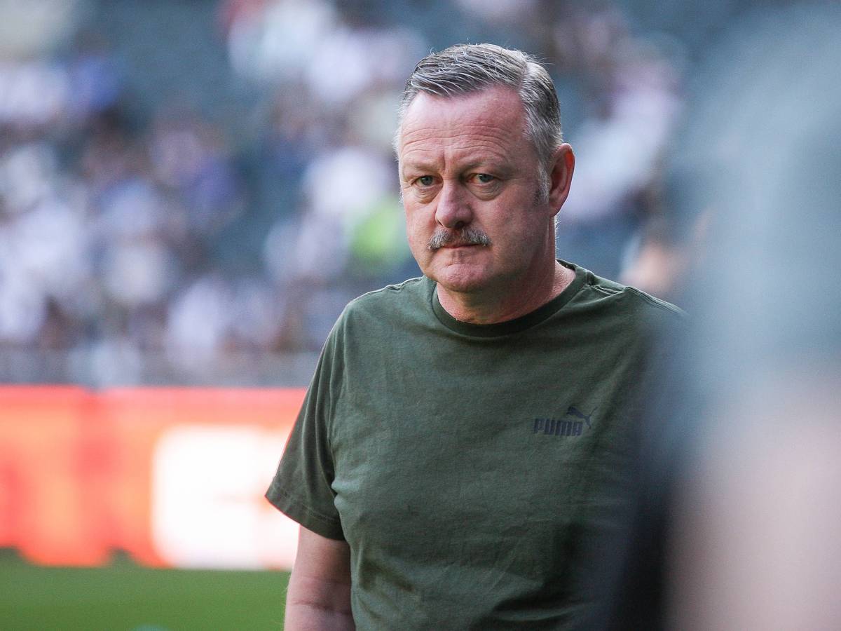 Roland Virkus steht am 26. August 2023 am Spielfeldrand im Borussia-Park.