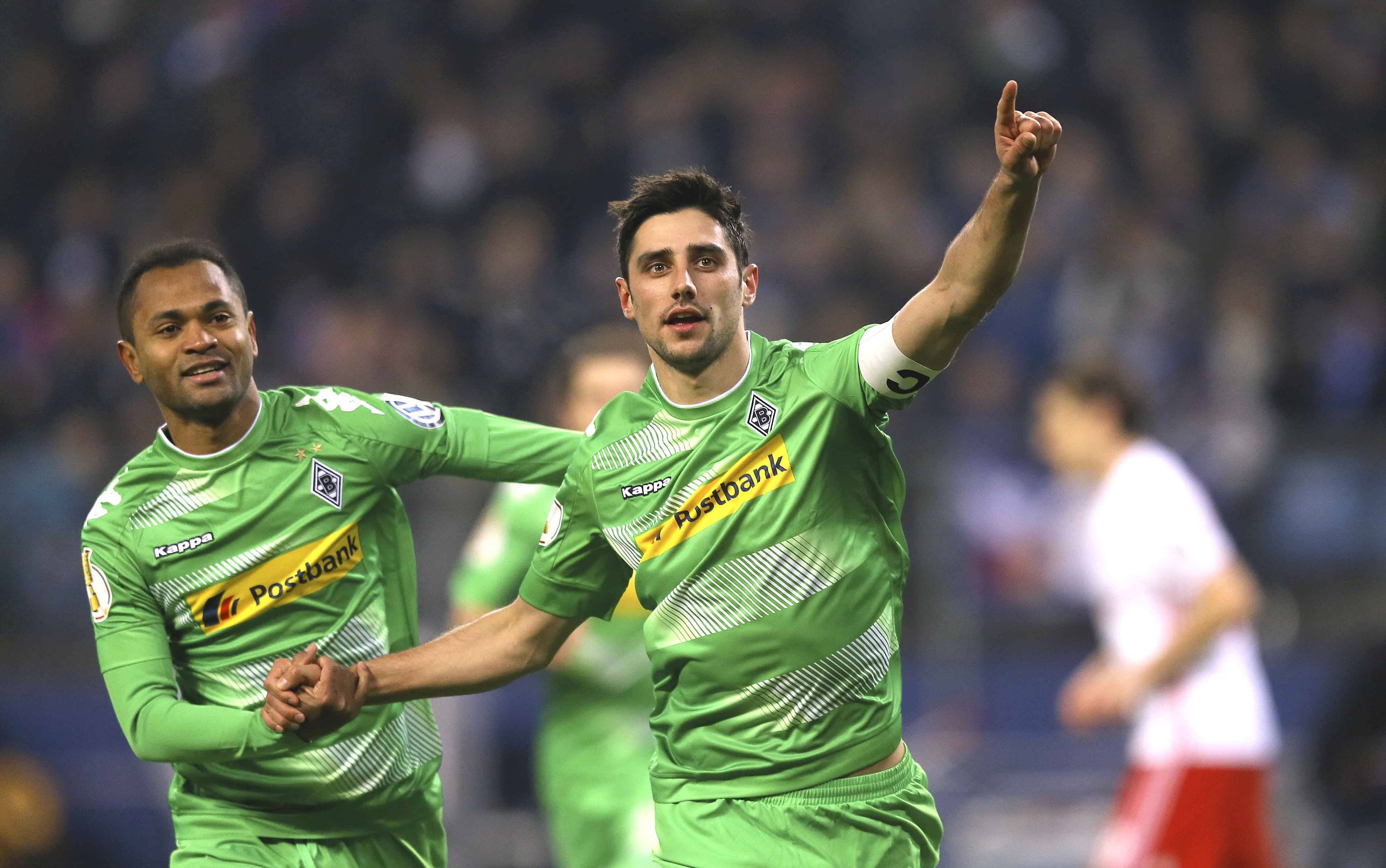 Raffael (l.) und Lars Stindl bejubeln am 1. März 2017 einen Treffer von Borussia Mönchengladbach gegen den Hamburger SV.