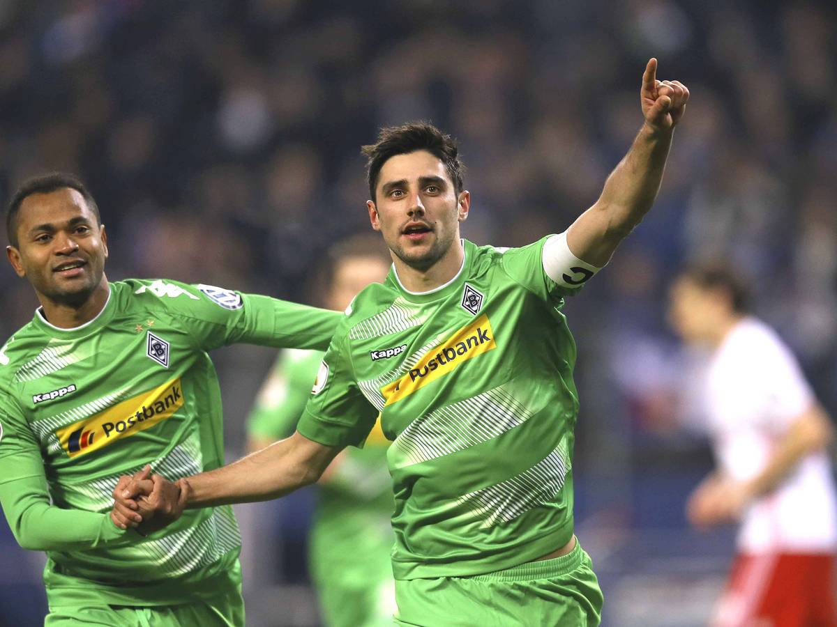 Raffael (l.) und Lars Stindl bejubeln am 1. März 2017 einen Treffer von Borussia Mönchengladbach gegen den Hamburger SV.