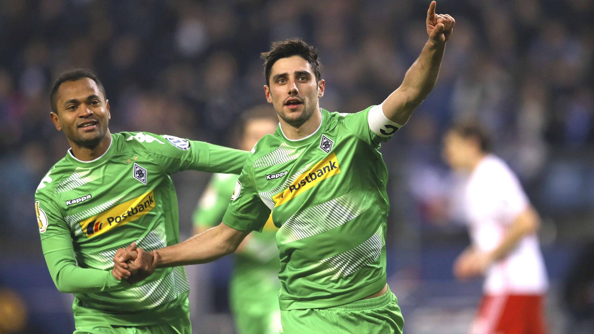 Raffael (l.) und Lars Stindl bejubeln am 1. März 2017 einen Treffer von Borussia Mönchengladbach gegen den Hamburger SV.