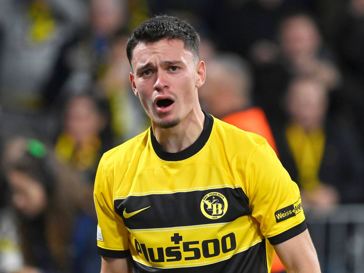 Wenig begeistert: Fabian Rieder am 29. August 2023 im Trikot von den Young Boys Bern mit enttäuschtem Blick.