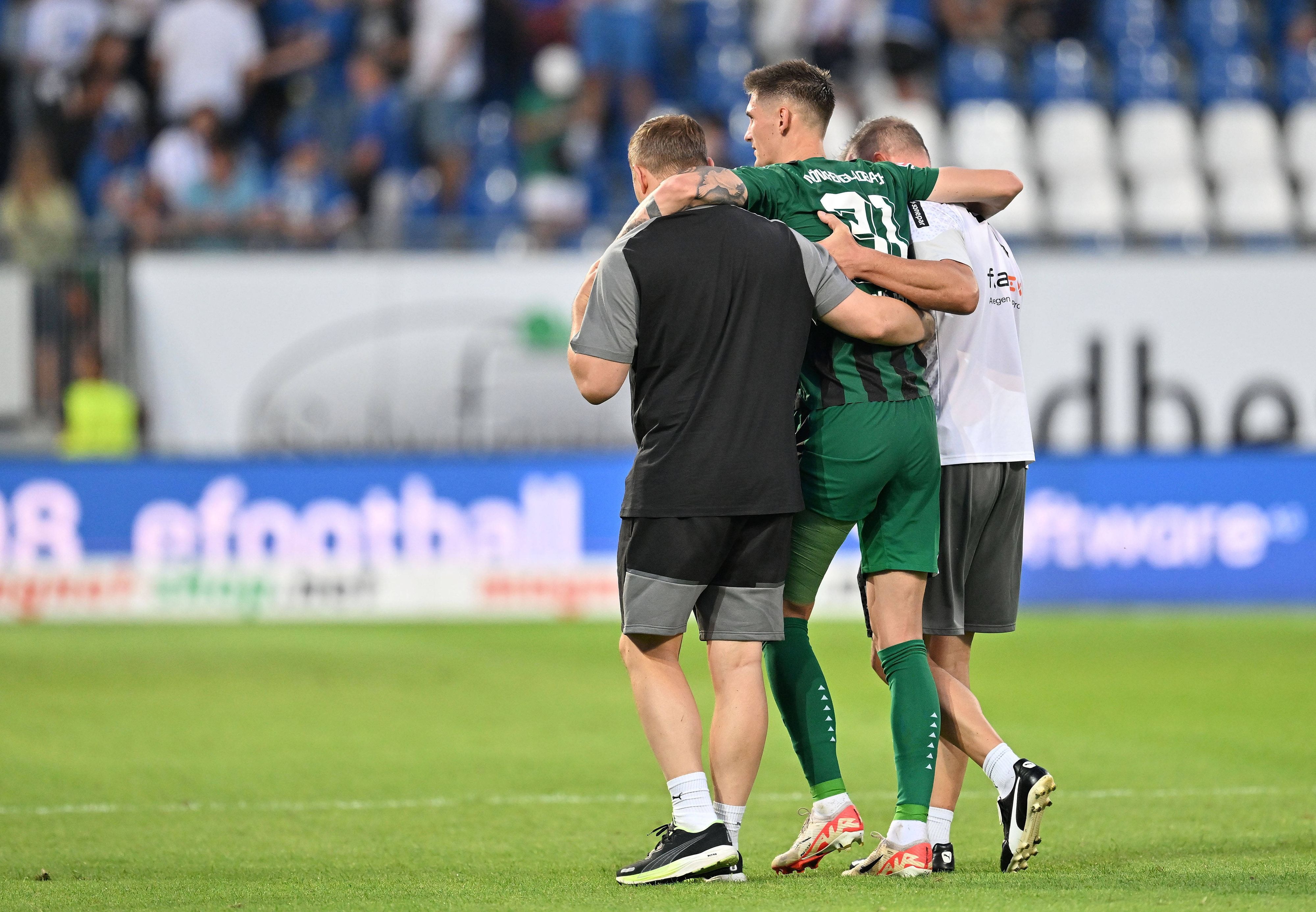 Tomas Cvancara musste nach dem Spiel von Borussia Mönchengladbach in Darmstadt am 17. September 2023 von zwei Betreuern in die Kabine gebracht werden.