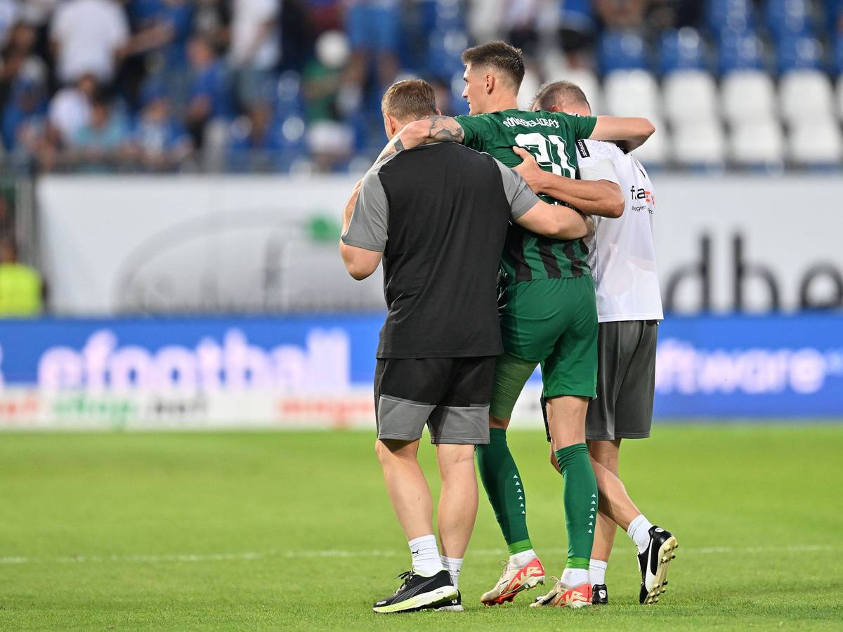 Tomas Cvancara musste nach dem Spiel von Borussia Mönchengladbach in Darmstadt am 17. September 2023 von zwei Betreuern in die Kabine gebracht werden.