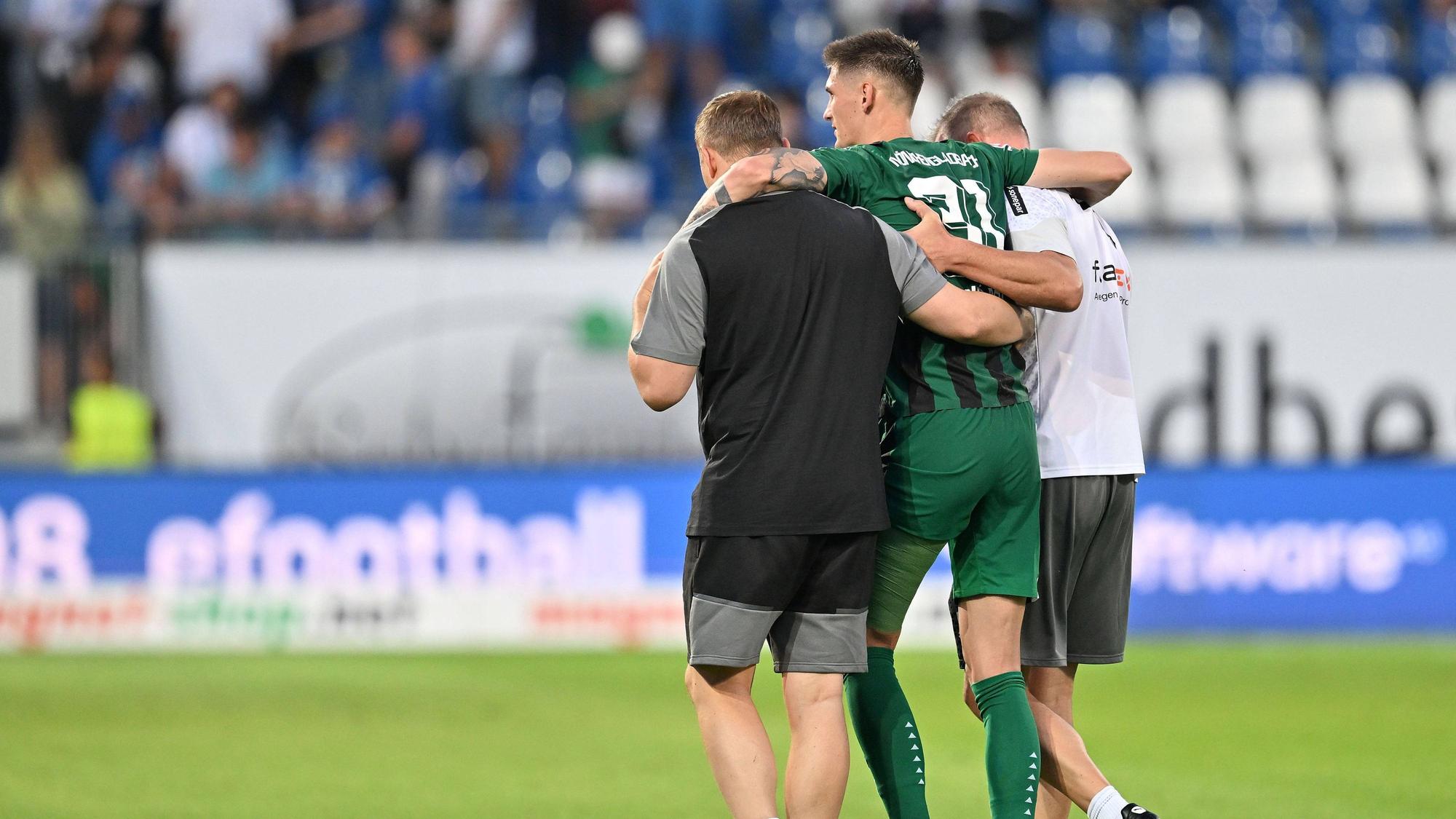 Tomas Cvancara musste nach dem Spiel von Borussia Mönchengladbach in Darmstadt am 17. September 2023 von zwei Betreuern in die Kabine gebracht werden.