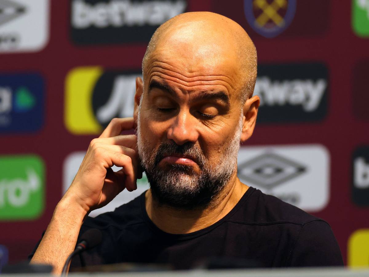 Pep Guardiola kratzt sich bei einer Pressekonferenz am 16. September 2023 am rechten Ohr.