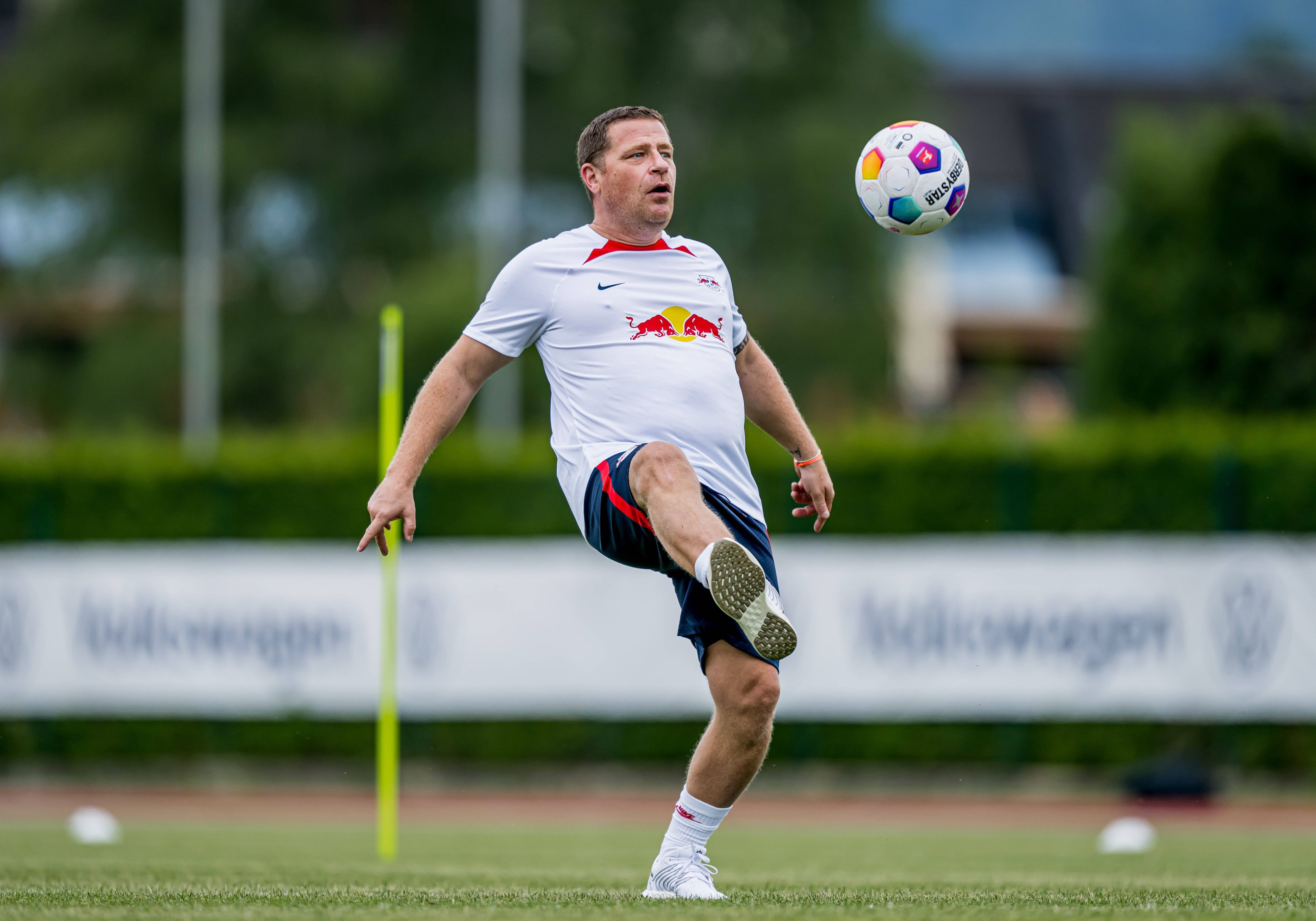 Max Eberl spielt im Trainingslager von RB Leipzig am 21. Juli 2023 in Trainingskleidung Fußball.