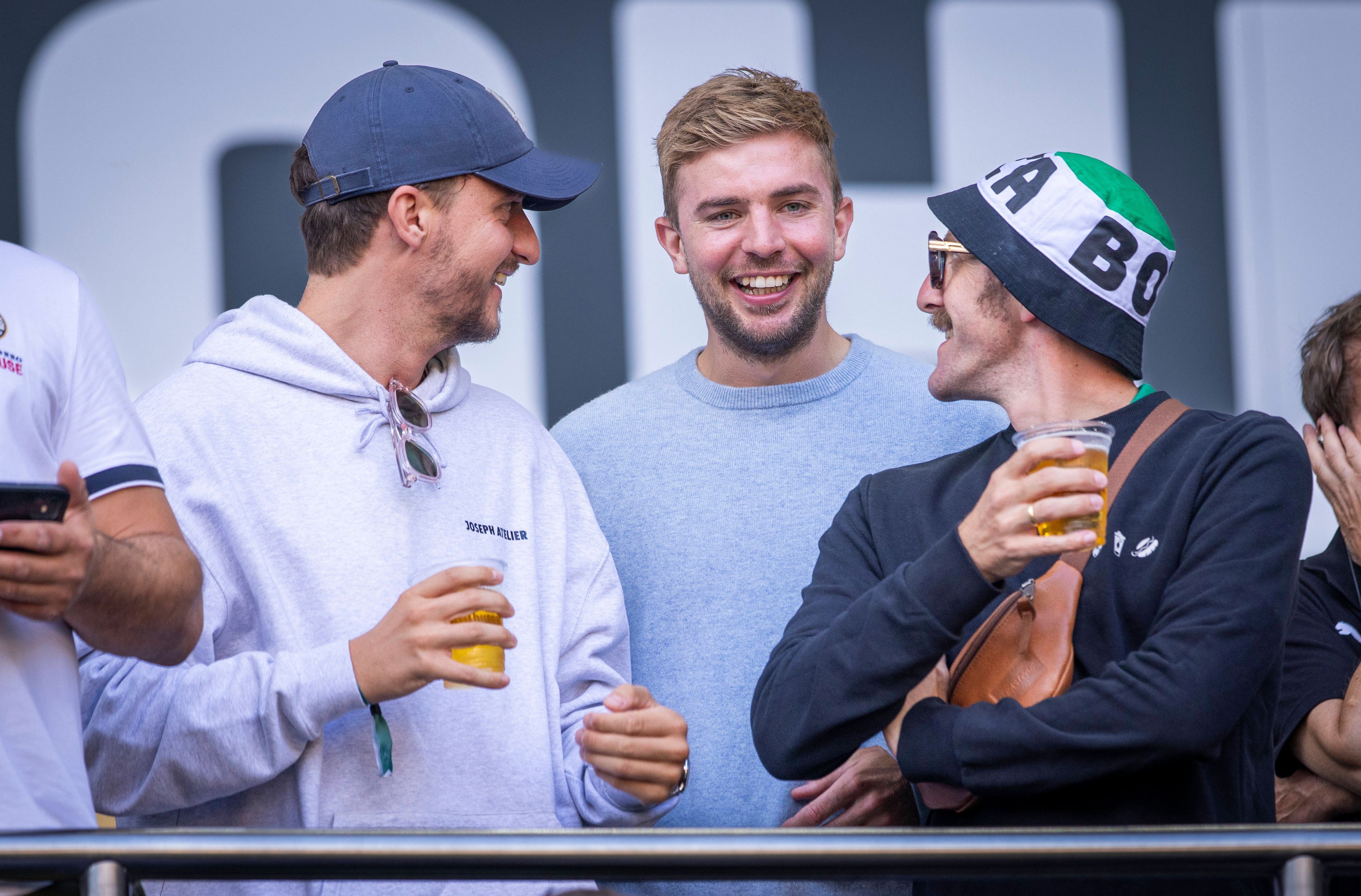 Christoph Kramer (M.) unterhält sich am 2. September auf der Tribüne im Borussia-Park mit TV-Moderator Tommi Schmitt (l.).