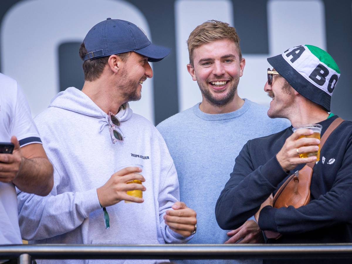 Christoph Kramer (M.) unterhält sich am 2. September auf der Tribüne im Borussia-Park mit TV-Moderator Tommi Schmitt (l.).