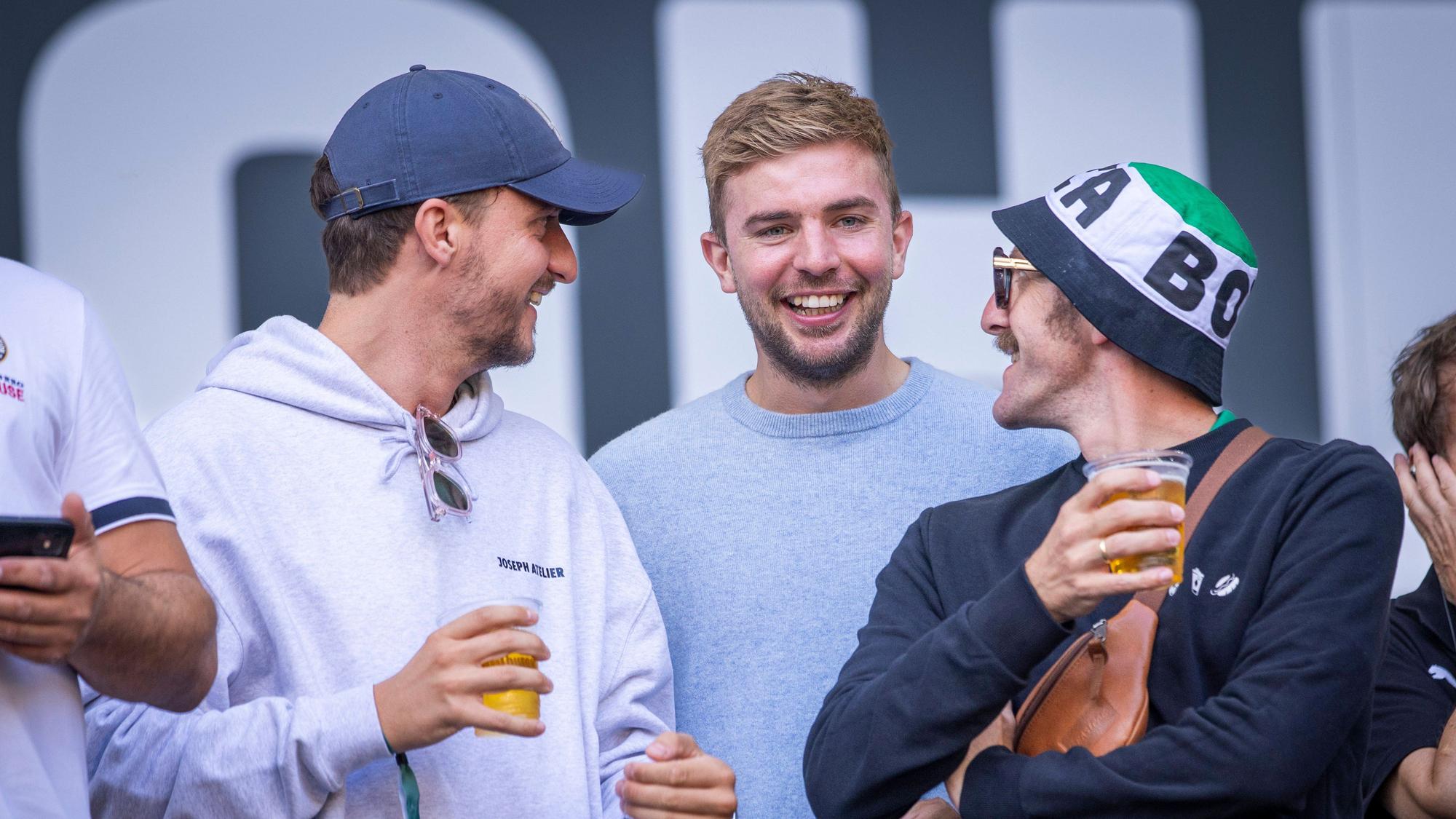 Christoph Kramer (M.) unterhält sich am 2. September auf der Tribüne im Borussia-Park mit TV-Moderator Tommi Schmitt (l.).