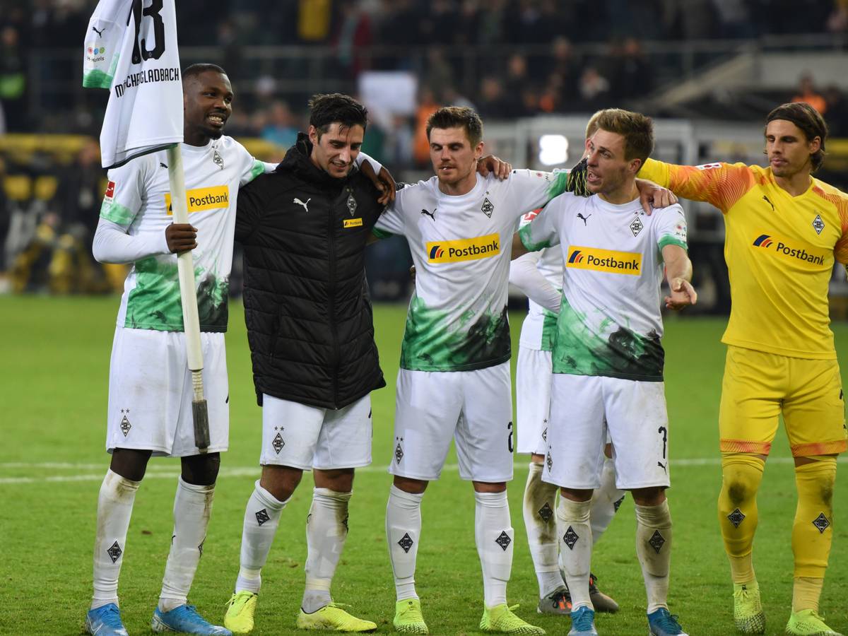 Marcus Thuram, Lars Stindl, Jonas Hofmann und Yann Sommer (v.l.n.r.) feiern am 27. Oktober 2019 einen Sieg gemeinsam mit Patrick Herrmann (2.v.r.).