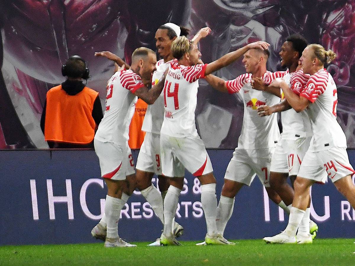 Die Spieler von RB Leipzig bejubeln einen Treffer im Spiel gegen Stuttgart am 25. August 2023.