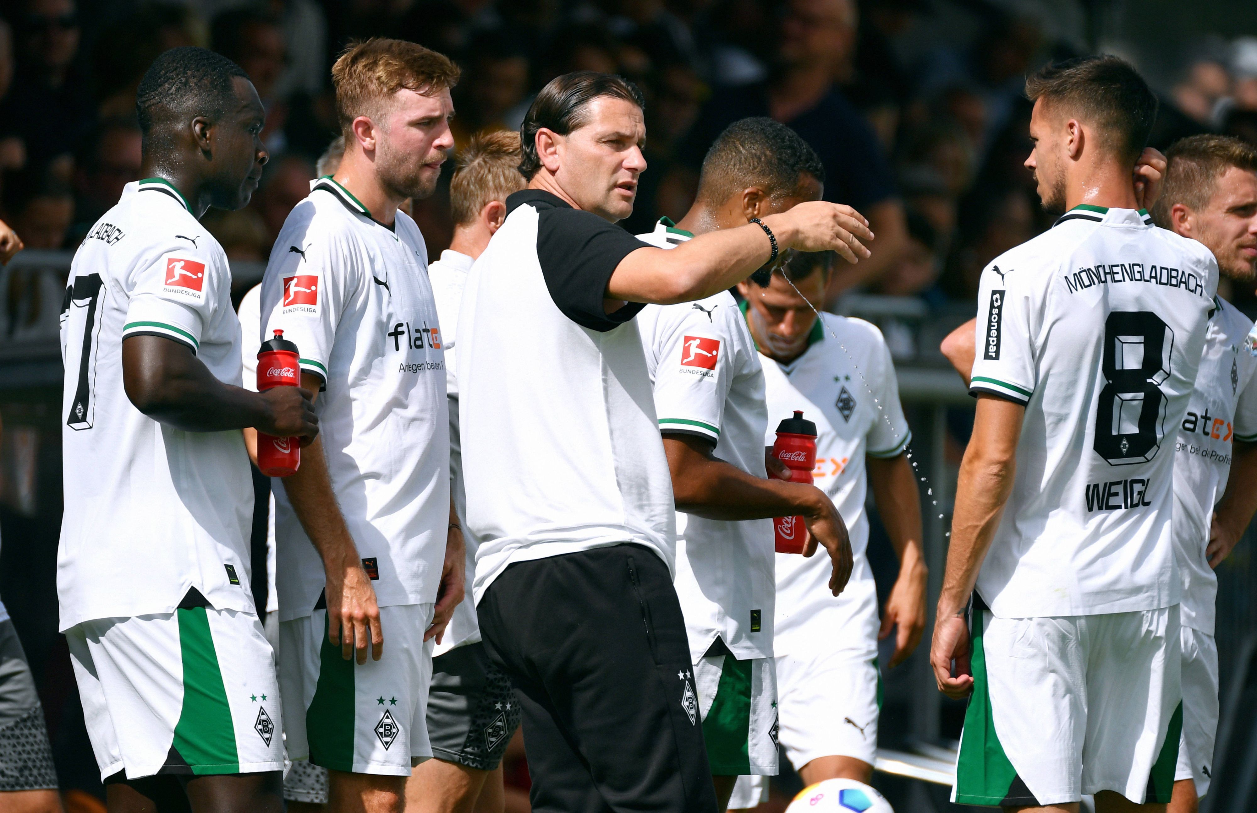 Gerardo Seoane (3.v.l.) gibt seinen Spielern am 15. Juli 2023 Anweisungen.