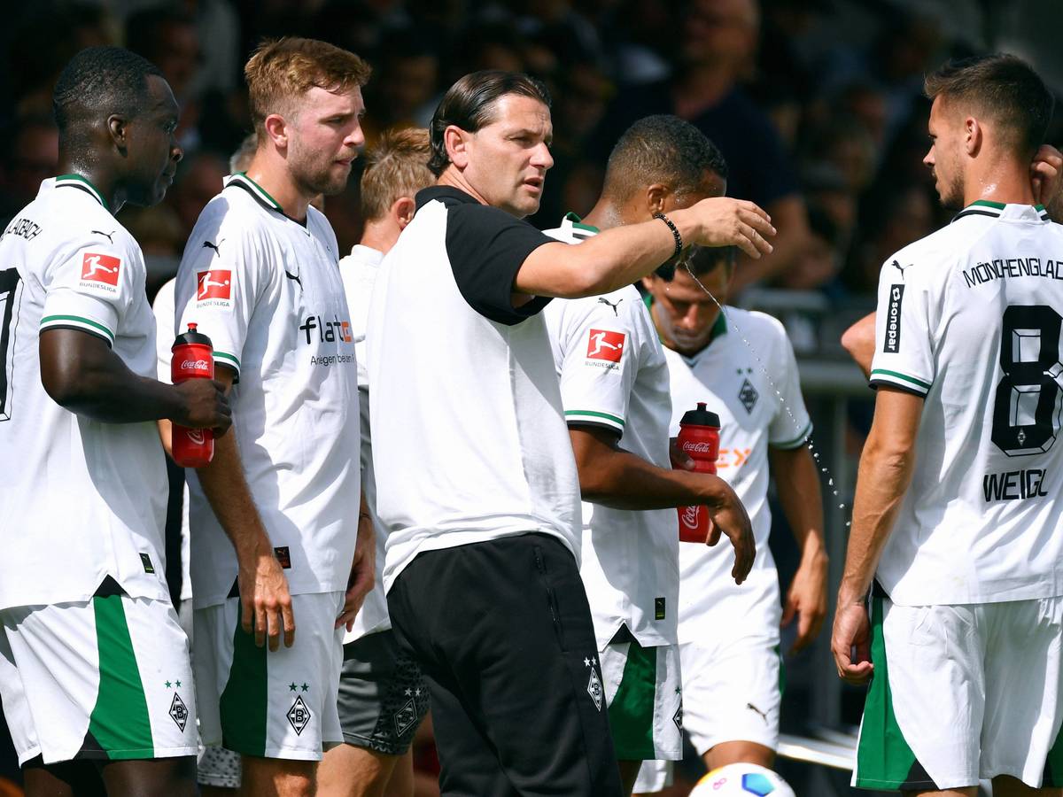 Gerardo Seoane (3.v.l.) gibt seinen Spielern am 15. Juli 2023 Anweisungen.