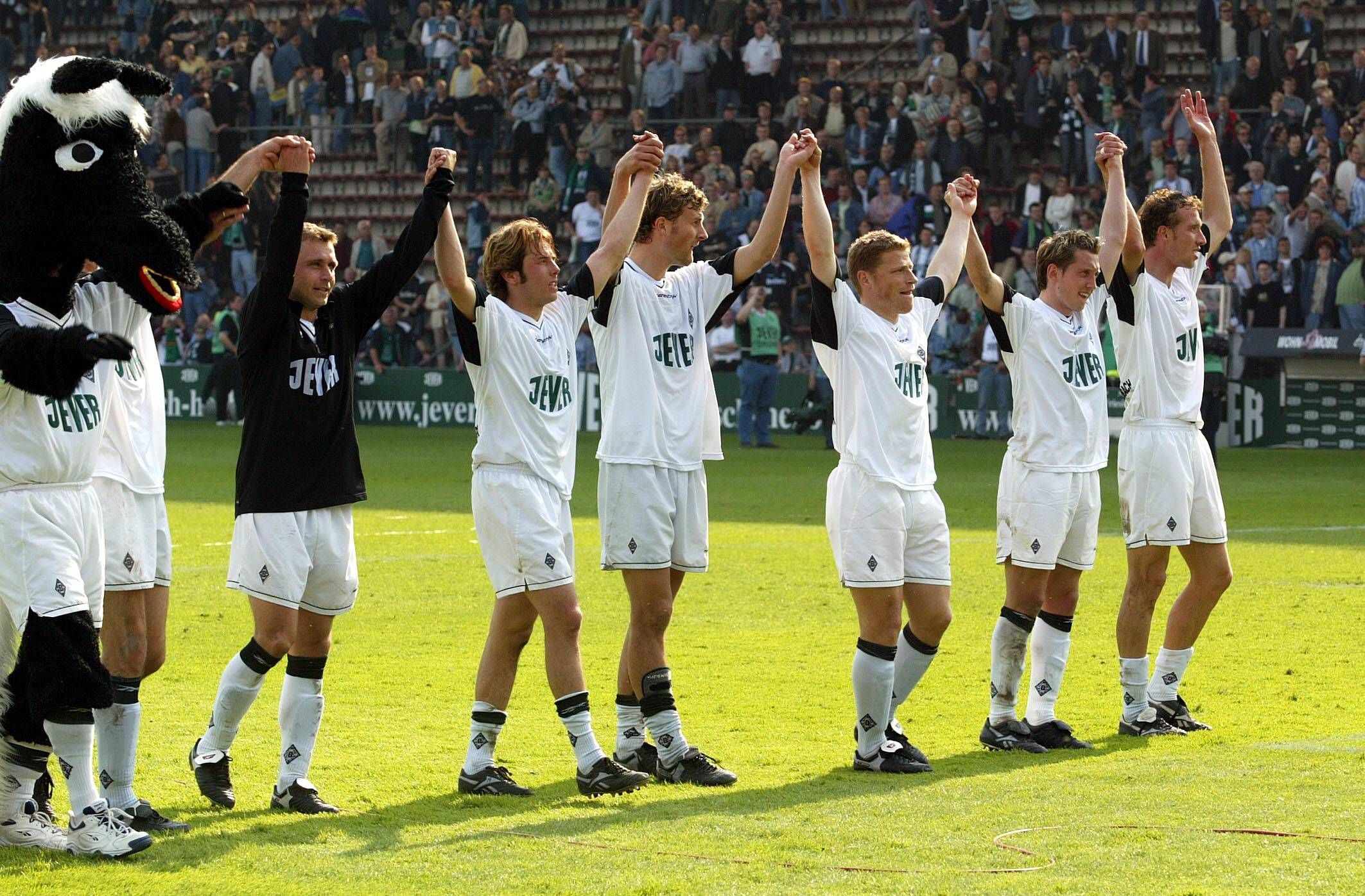 Die Gladbach-Spieler feiern einen Heimsieg mit Jünter (l.) am 10. Mai 2003.